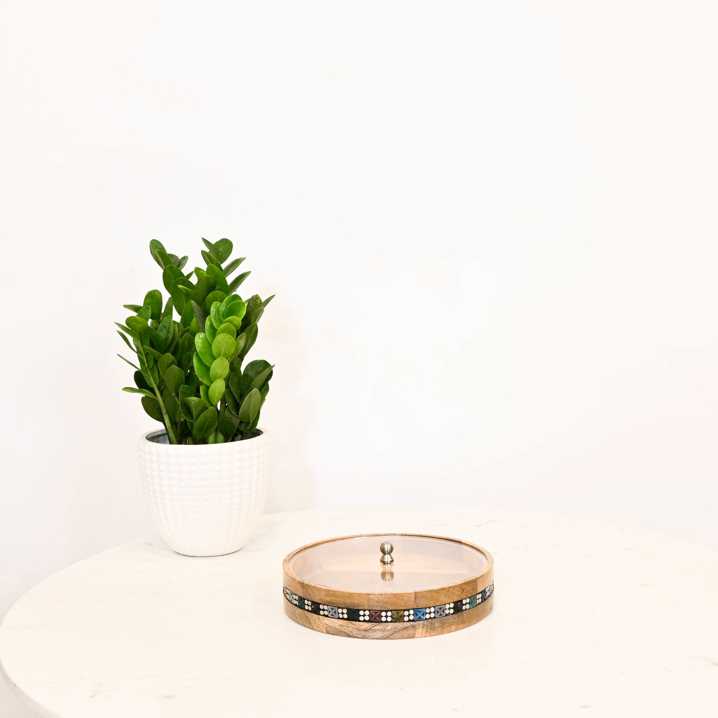 صندوق خشب مزيّن بغطاء من لايف ستايل-household-decor-boxesandtrays-image-1