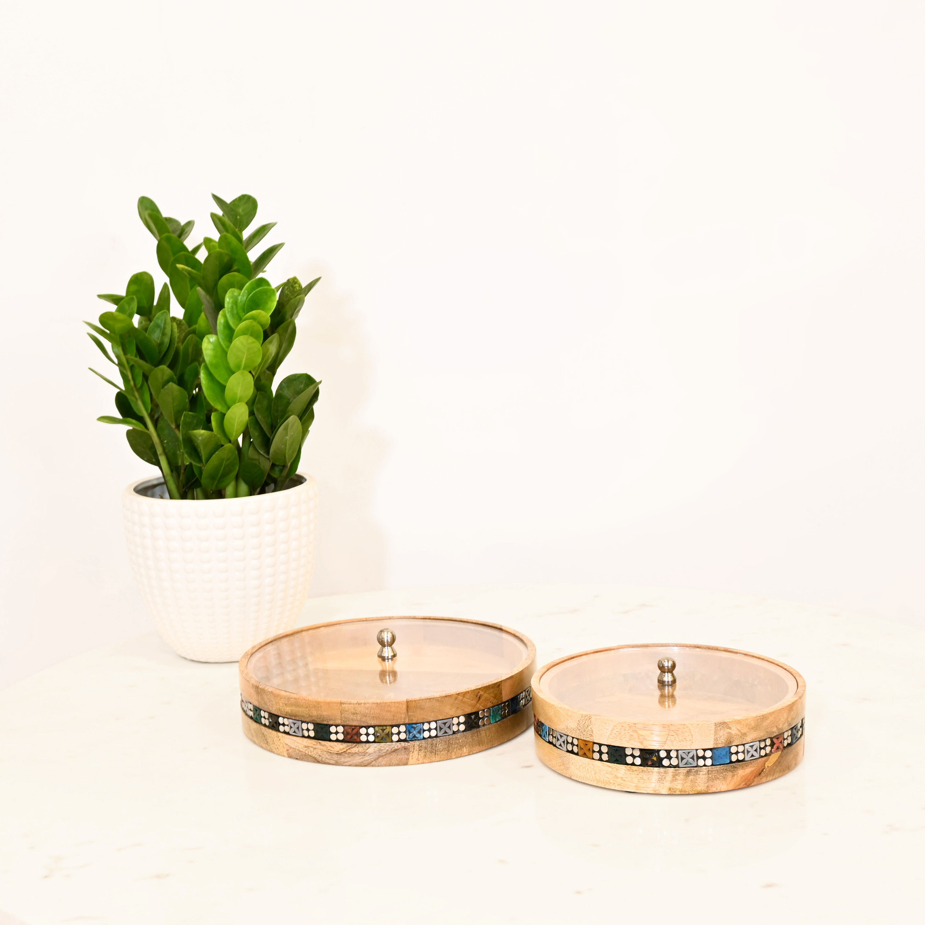 صندوق خشب مزيّن بغطاء من لايف ستايل-household-decor-boxesandtrays-image-4