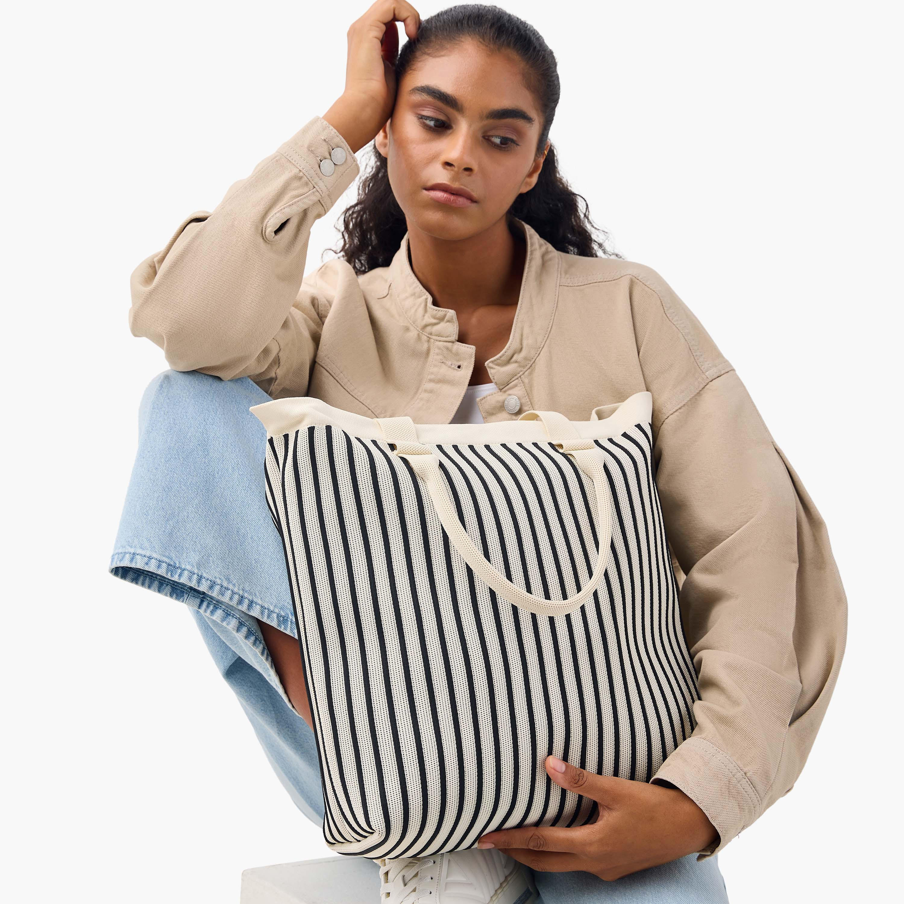 شنطة توت مخططة بمقبض مزدوج وسحاب إغلاق من ميستوتس-women-bagsandwallets-handbags-image-2