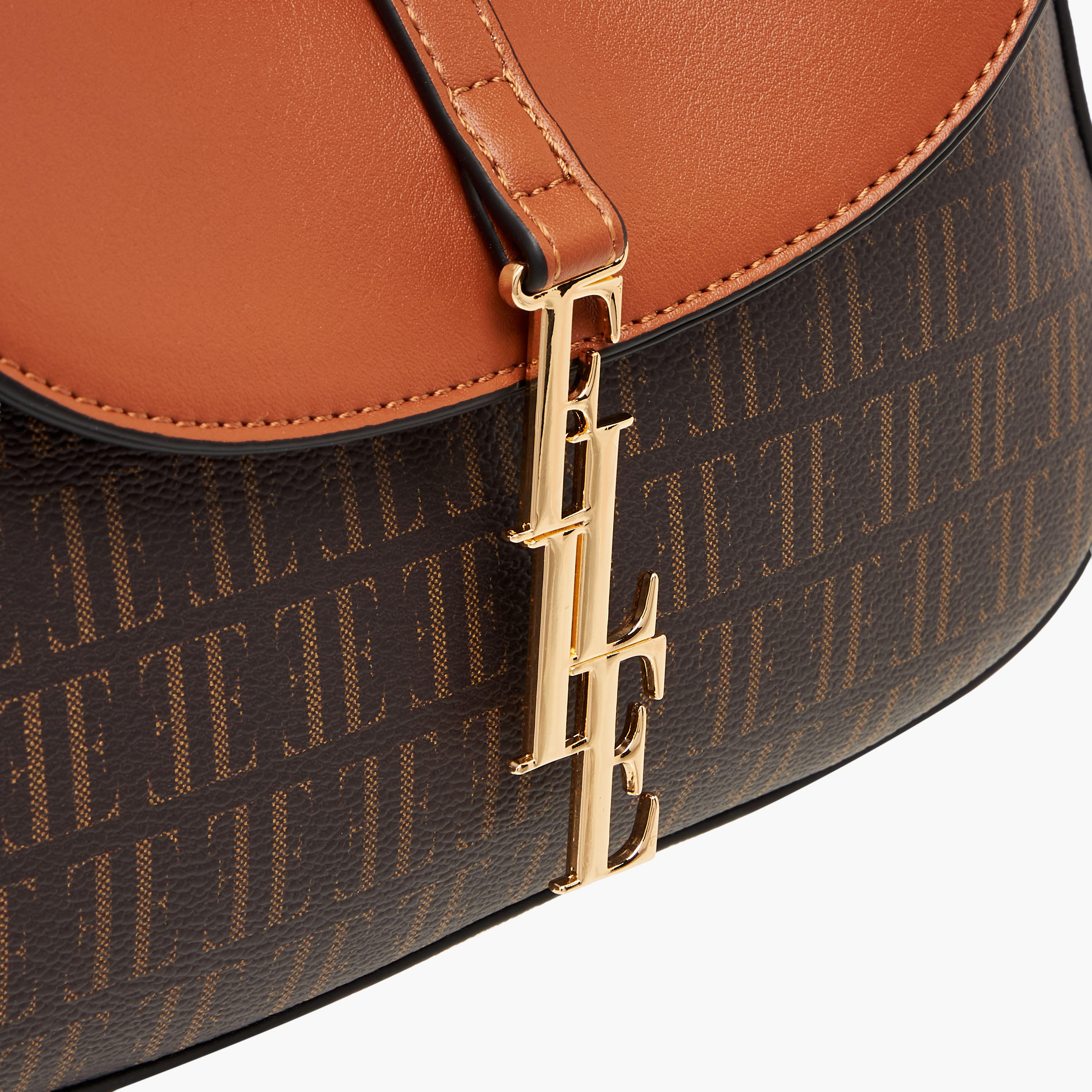 شنطة كروس بودي بحزام قابل للتعديل وزر إغلاق وطبعات مونوجرام من إيل-women-bagsandwallets-handbags-image-5