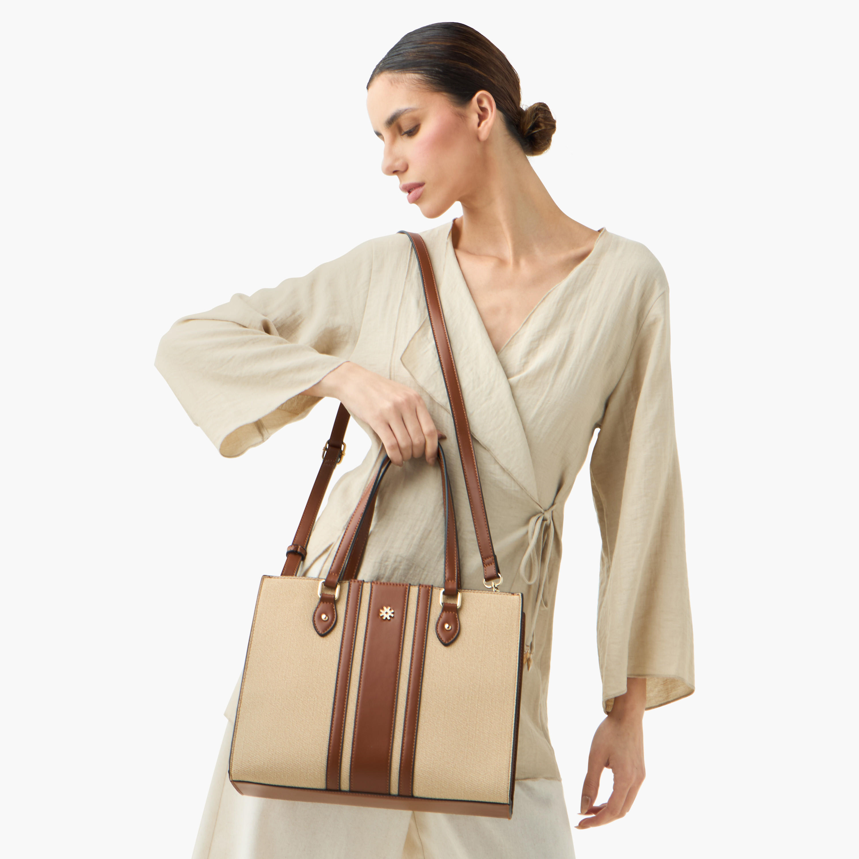 شنطة توت بارزة الملمس بمقابض مزدوجة وسحاب إغلاق من ساشا-women-bagsandwallets-handbags-image-8