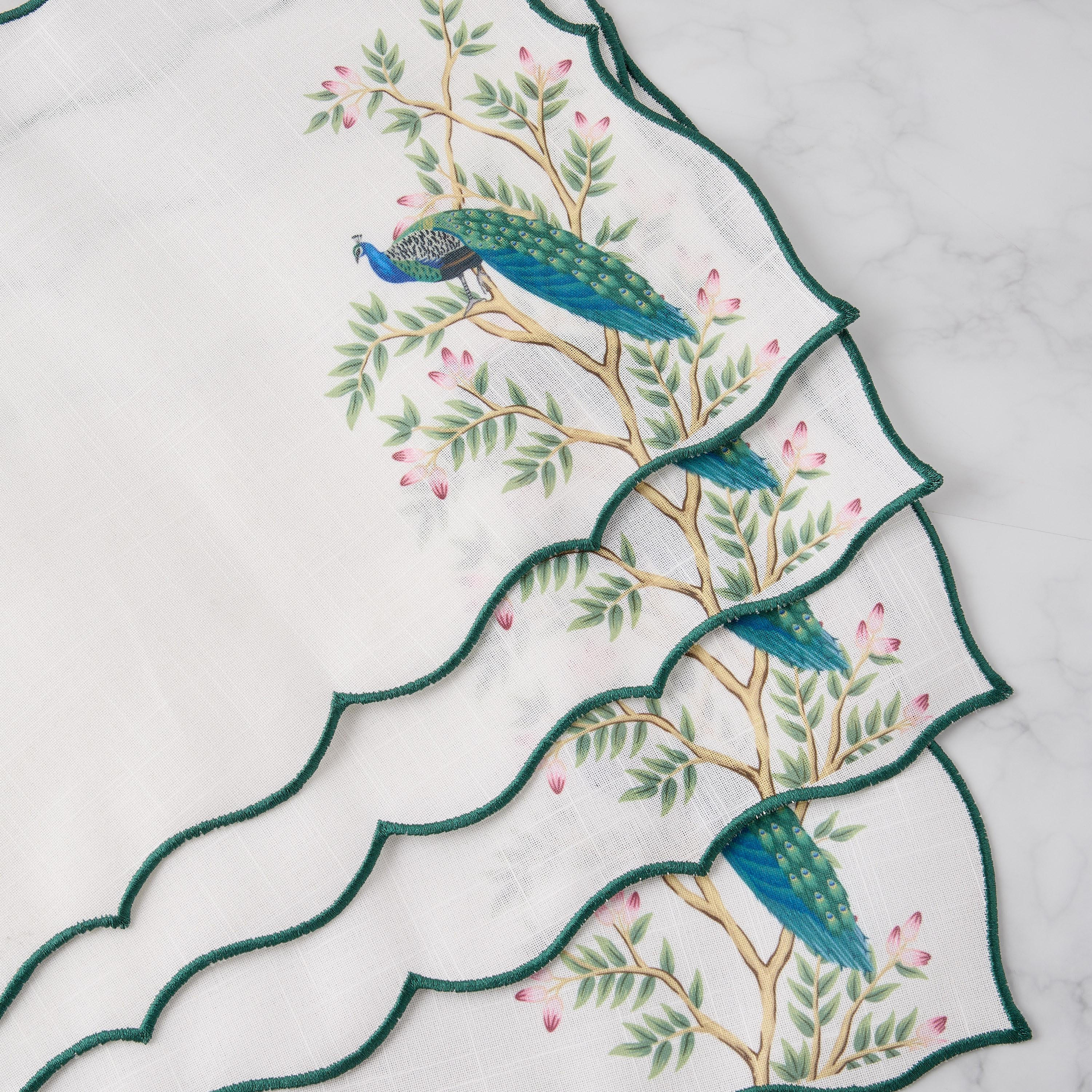 طقم لبادة صحون بطبعات الطاووس وحواف مموجة 4 قطع - 45×30 سم-household-dining-tablelinen-placemats-image-3