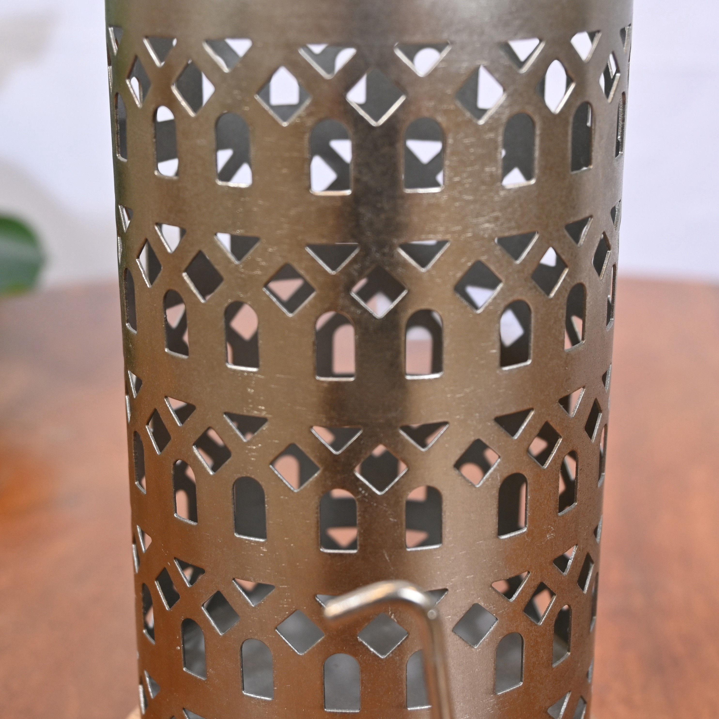 حامل شموع معدن بتصاميم مفرغة مع قاعدة خشب من لايف ستايل - 22 سم-household-decor-candleholdersandlanterns-image-3