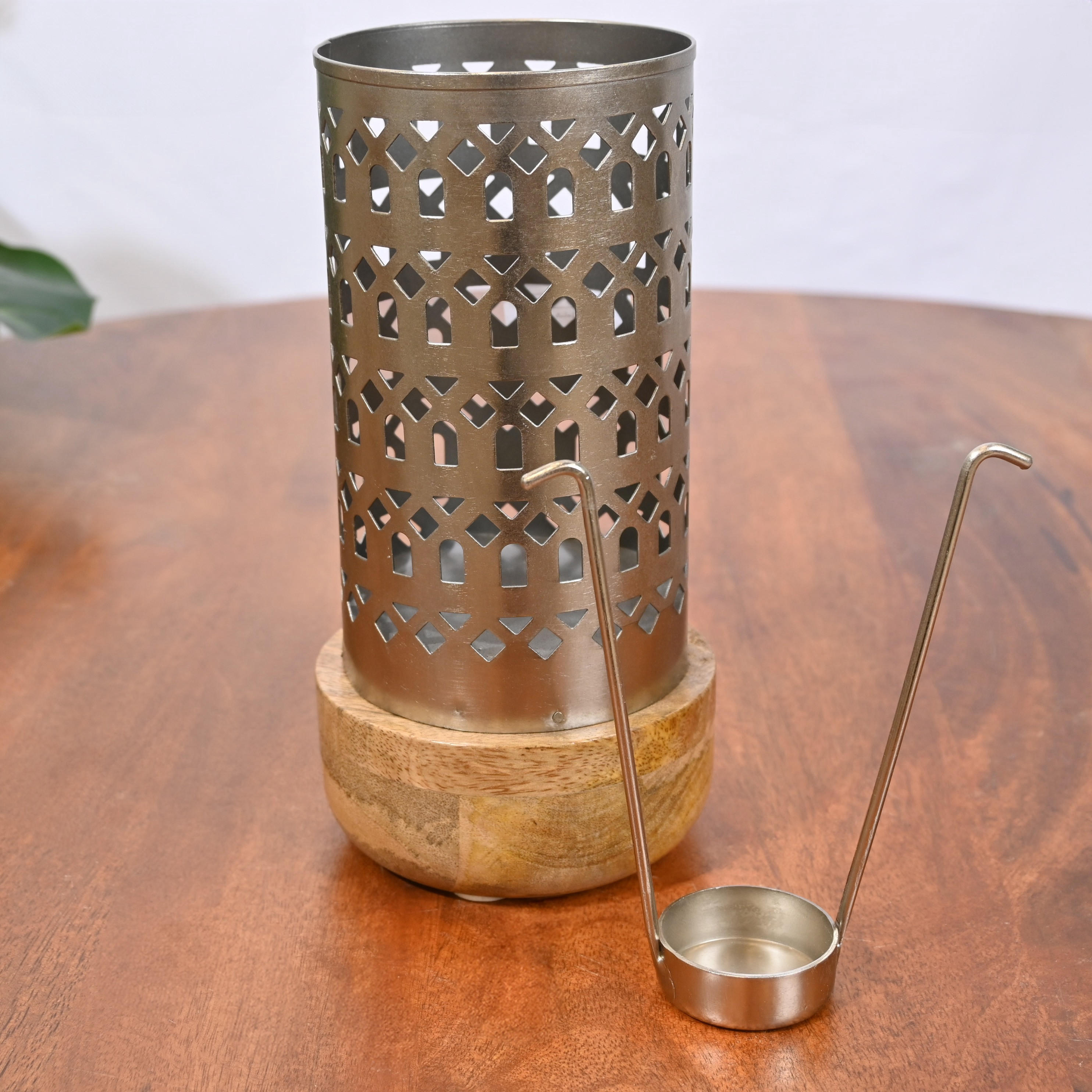 حامل شموع معدن بتصاميم مفرغة مع قاعدة خشب من لايف ستايل - 22 سم-household-decor-candleholdersandlanterns-image-4