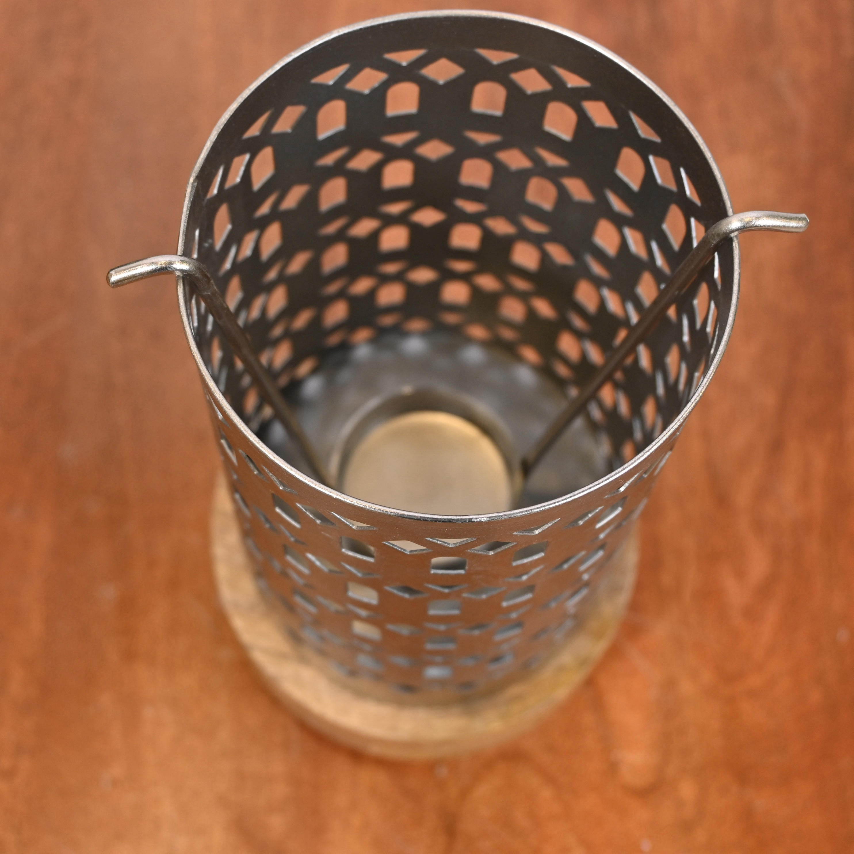 حامل شموع معدن بتصاميم مفرغة مع قاعدة خشب من لايف ستايل - 22 سم-household-decor-candleholdersandlanterns-image-5