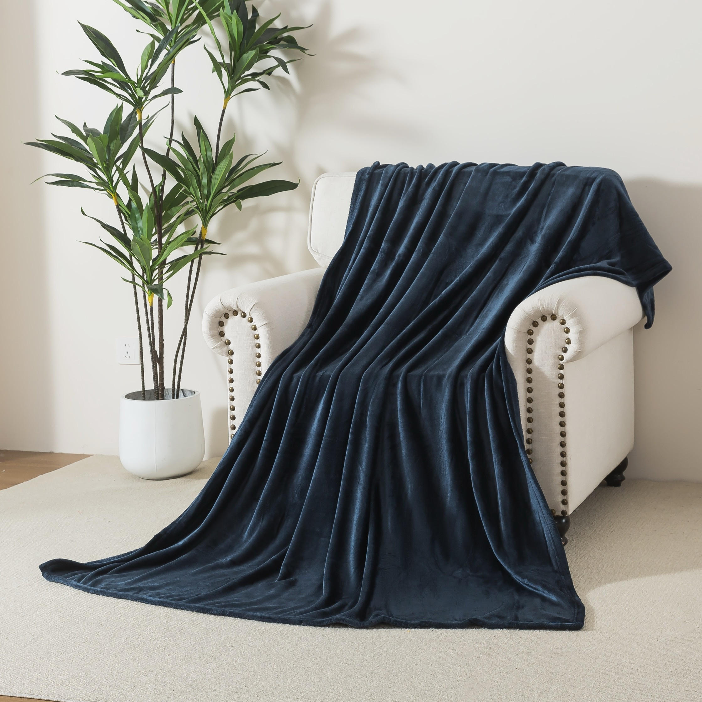 Luxury Soft Plush Flannel Blanket - 150x200 cms-household-bedding-blankets-image-2