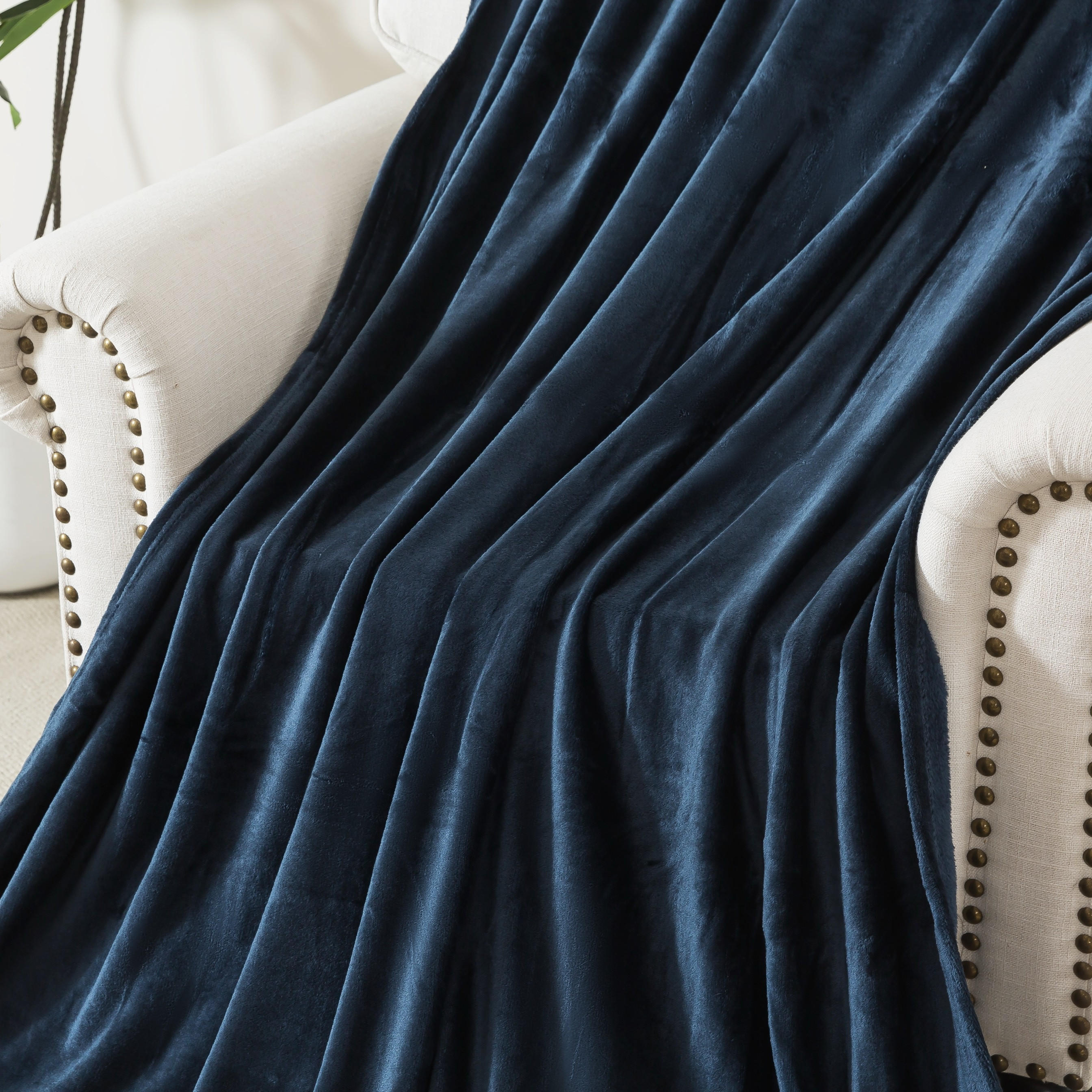 Luxury Soft Plush Flannel Blanket - 150x200 cms-household-bedding-blankets-image-5