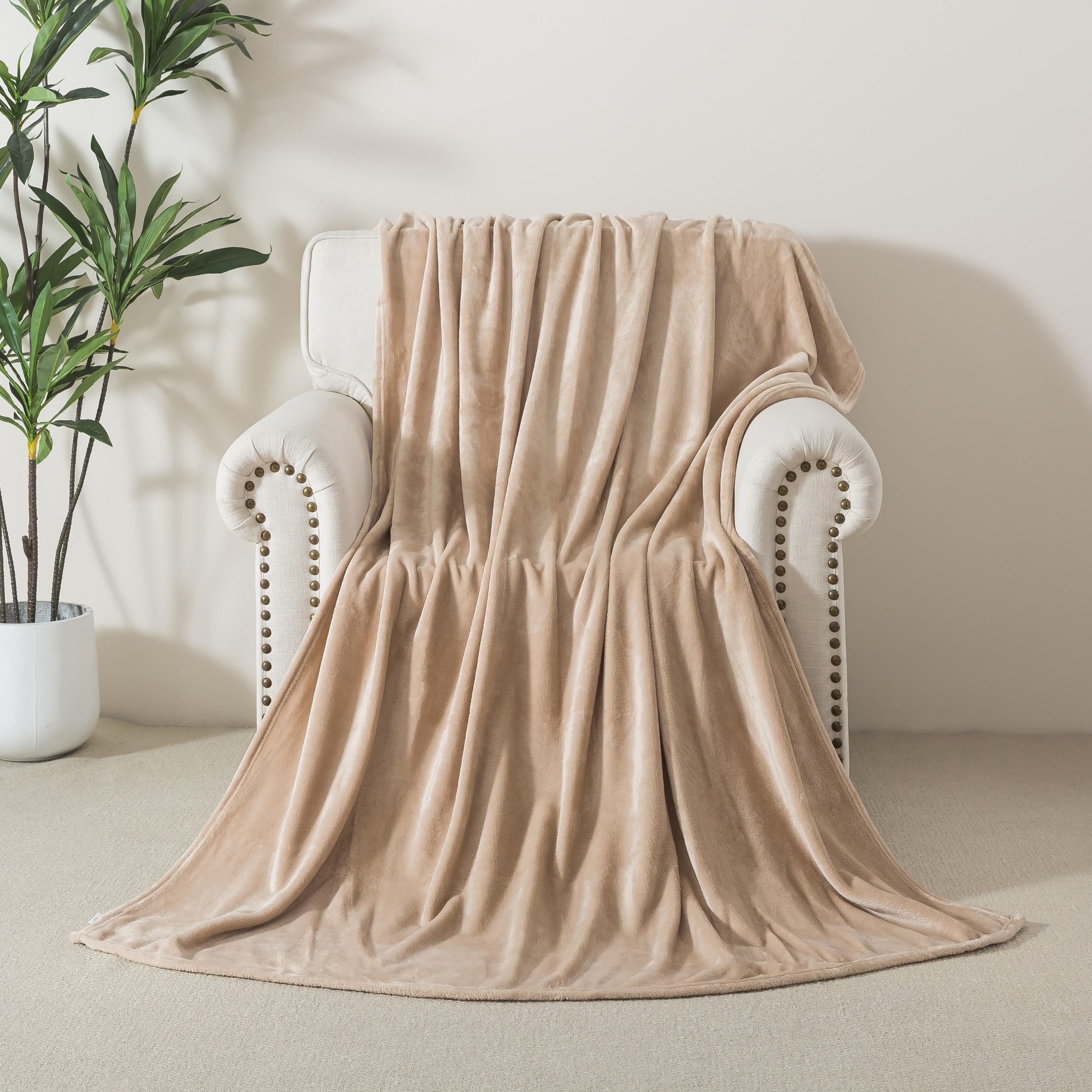 بطانية فلانيل مخملية ناعمة 240 جرام لكل متر مربع من لكجري - 200 × 200 سم-household-bedding-blankets-image-1