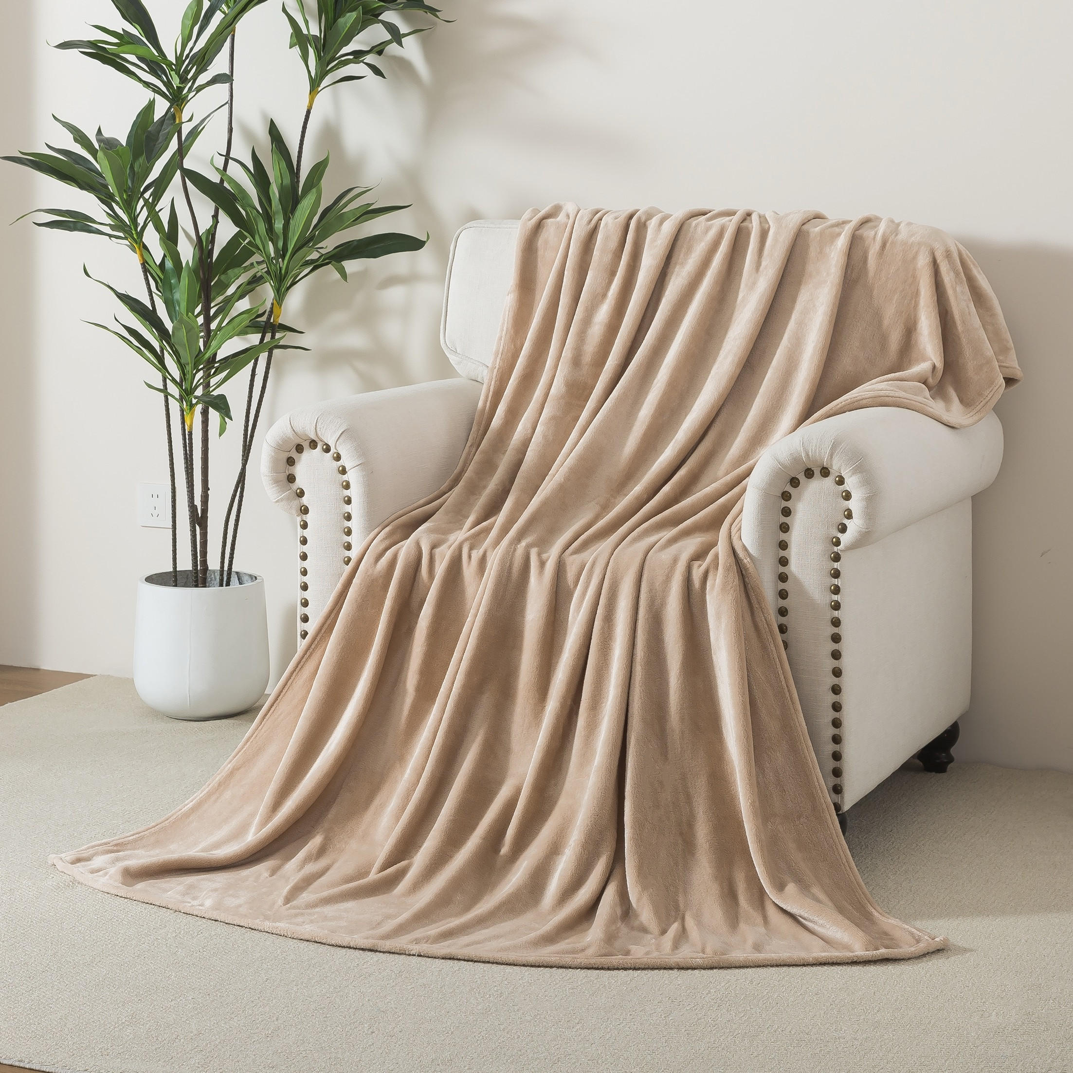 بطانية فلانيل مخملية ناعمة 240 جرام لكل متر مربع من لكجري - 200 × 200 سم-household-bedding-blankets-image-3