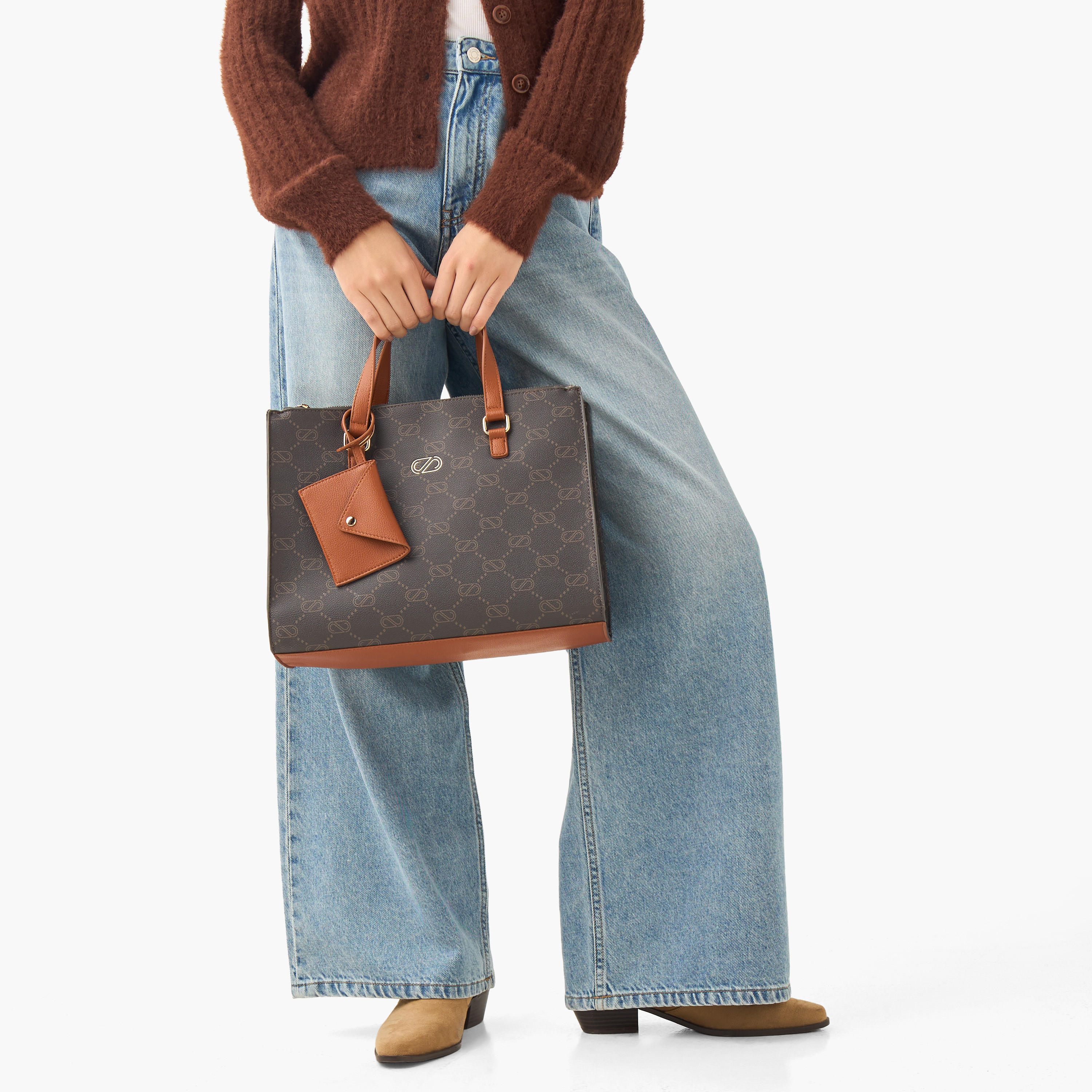 شنطة توتي بطبعات مونوجرام مع محفظة من ساشا-women-bagsandwallets-handbags-image-8