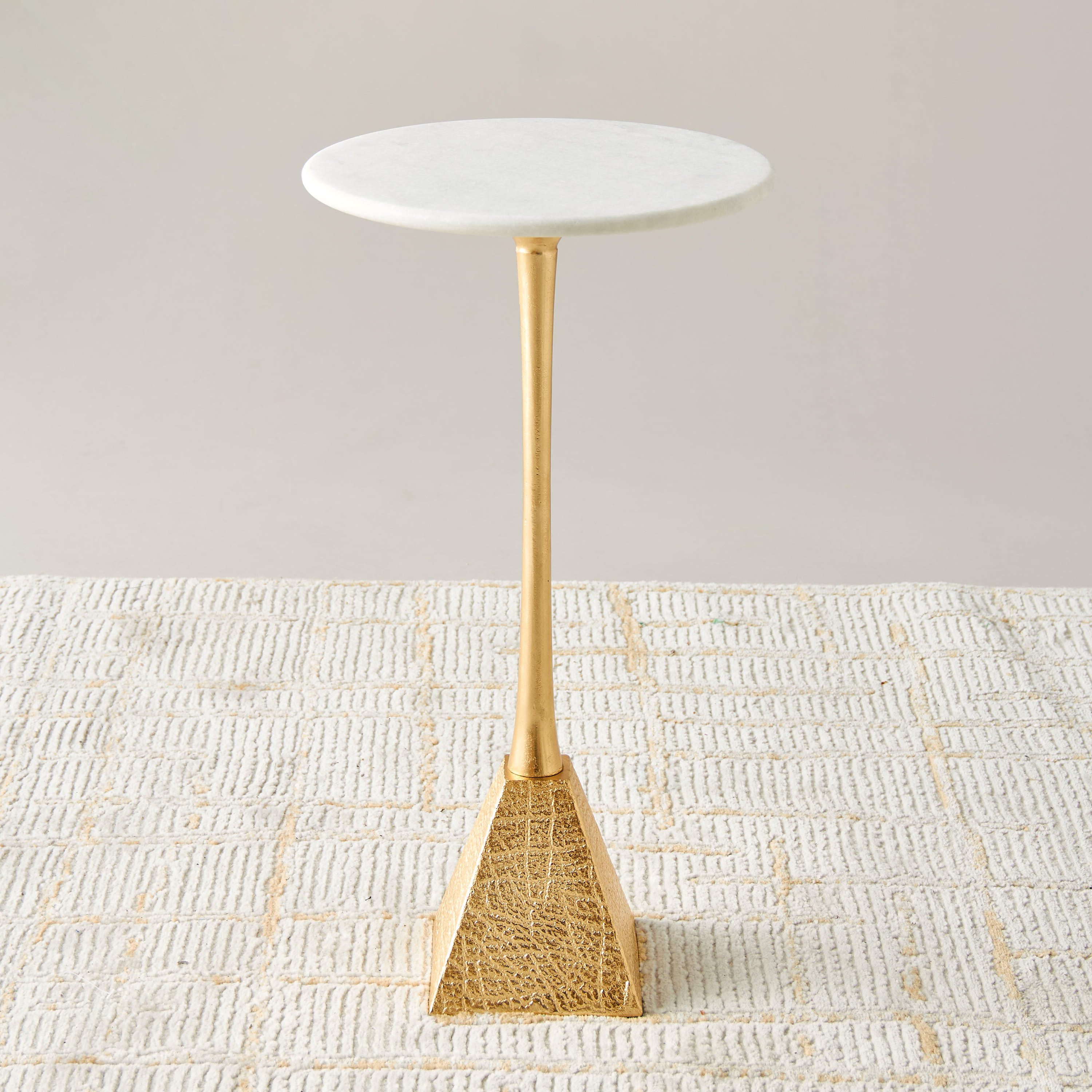 طاولة جانبية بسطح رخام وحامل ثلاثي بارز الملمس-furniture-livingroom-sideandendtables-image-1