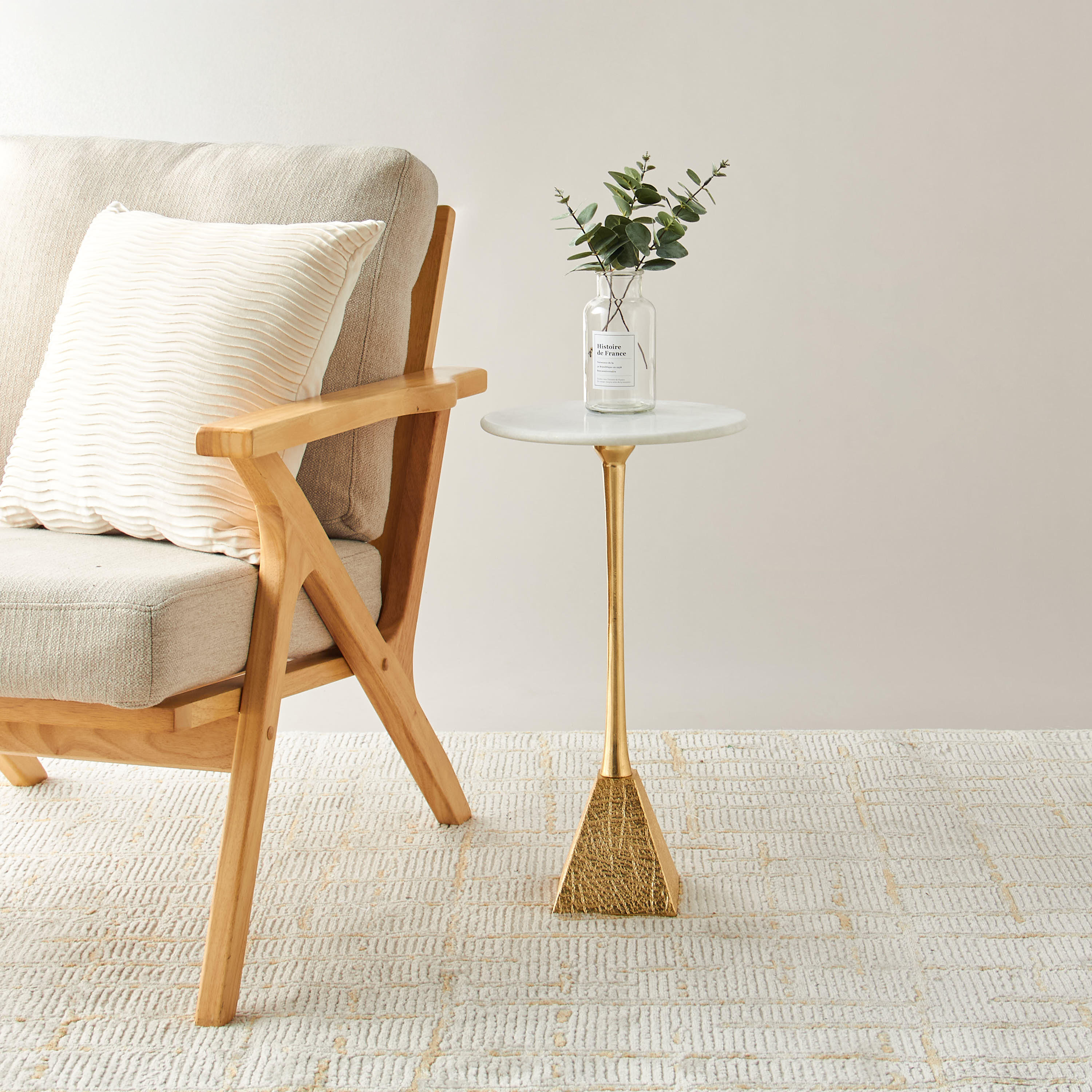 طاولة جانبية بسطح رخام وحامل ثلاثي بارز الملمس-furniture-livingroom-sideandendtables-image-2