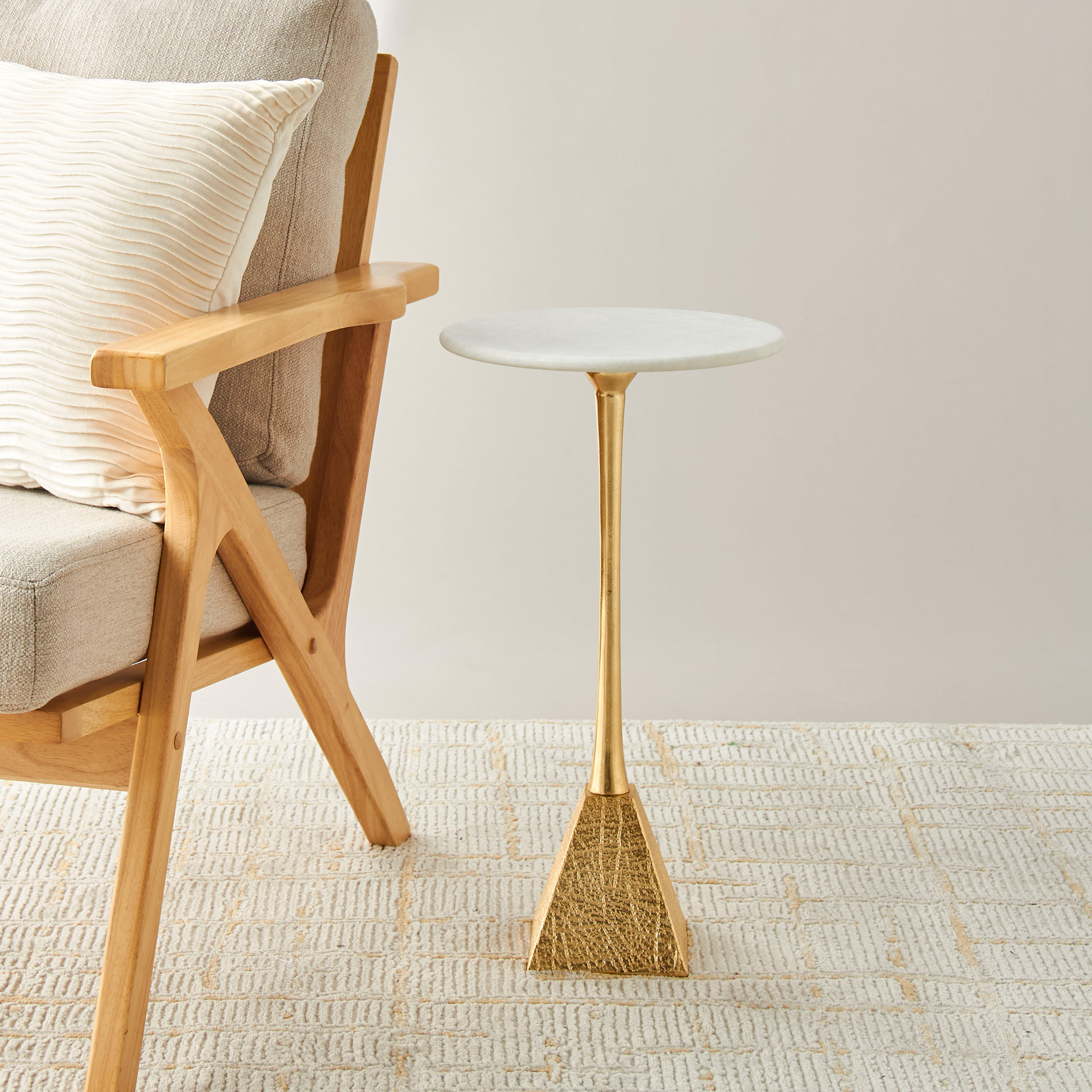 طاولة جانبية بسطح رخام وحامل ثلاثي بارز الملمس-furniture-livingroom-sideandendtables-image-3