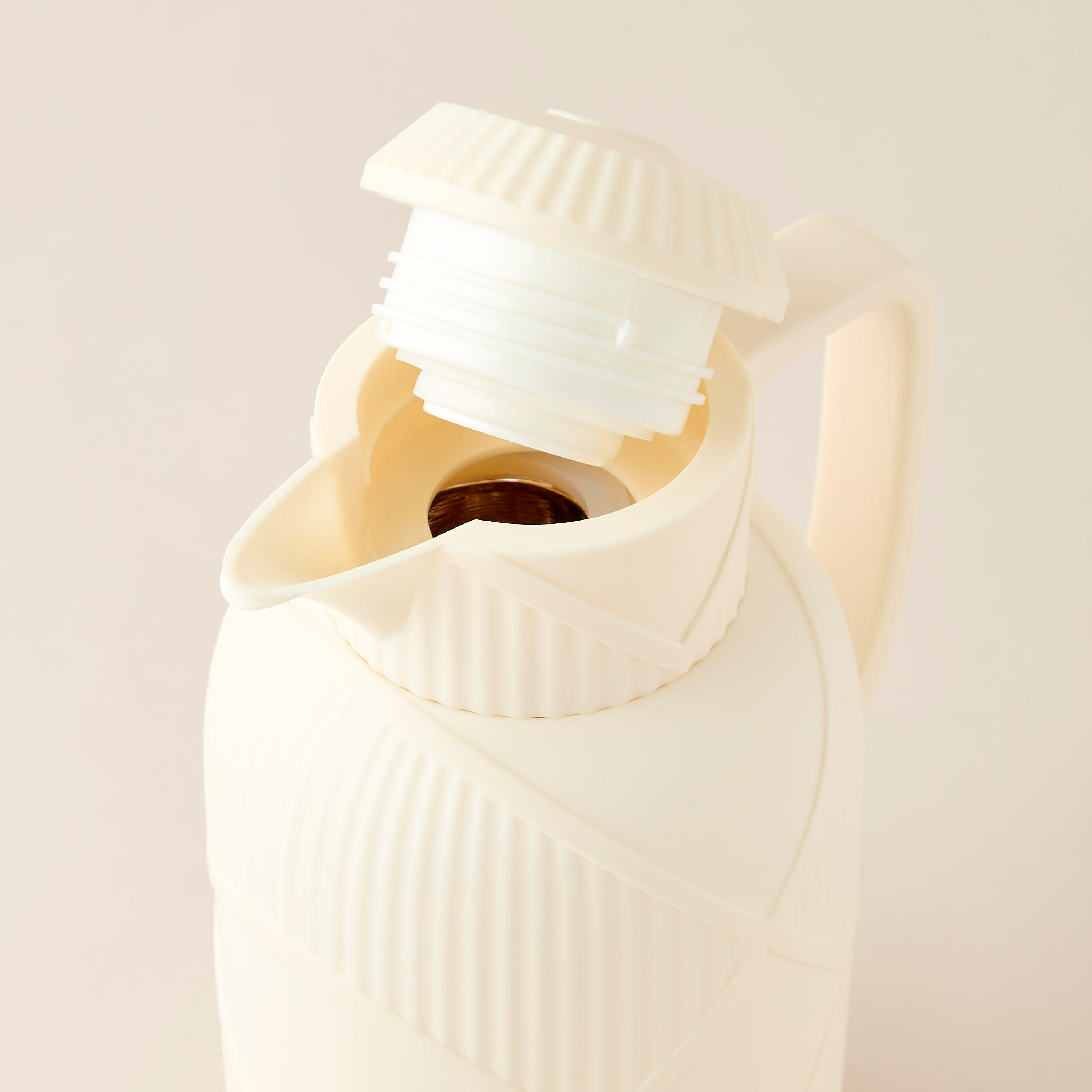 Hiba Textured Vacuum Flask with Handle - 1 L-household-dining-teaandcoffee-vacuumflaskscoffeeandteapots-image-4
