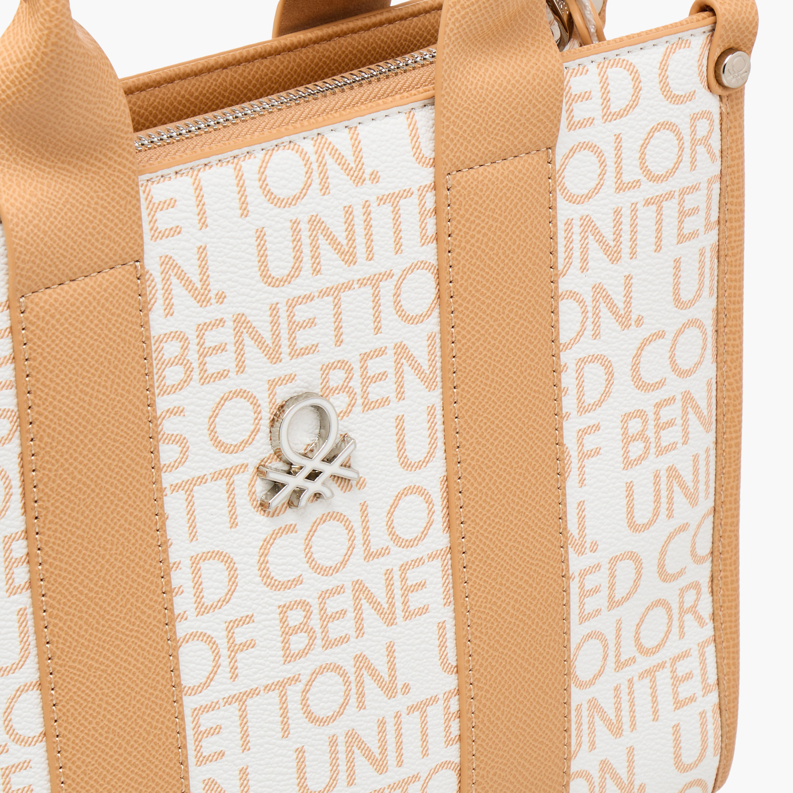 شنطة توتي بحزام قابل للفصل وطبعات مونوجرام من يو سي بي-women-bagsandwallets-handbags-image-5