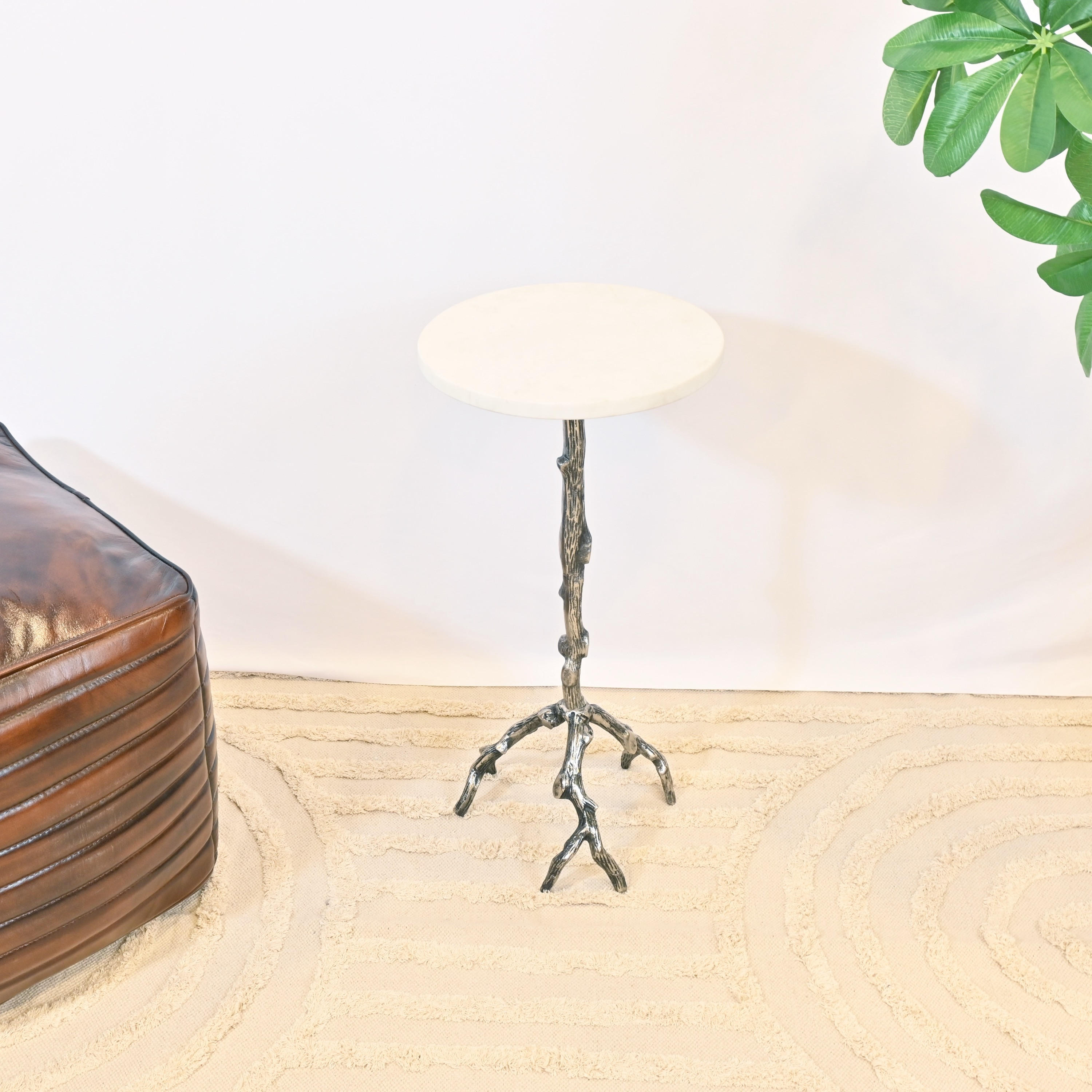 طاولة جانبية بسطح رخام وأرجل بارزة الملمس صنعت بواسطة لايف ستايل-furniture-livingroom-sideandendtables-image-2