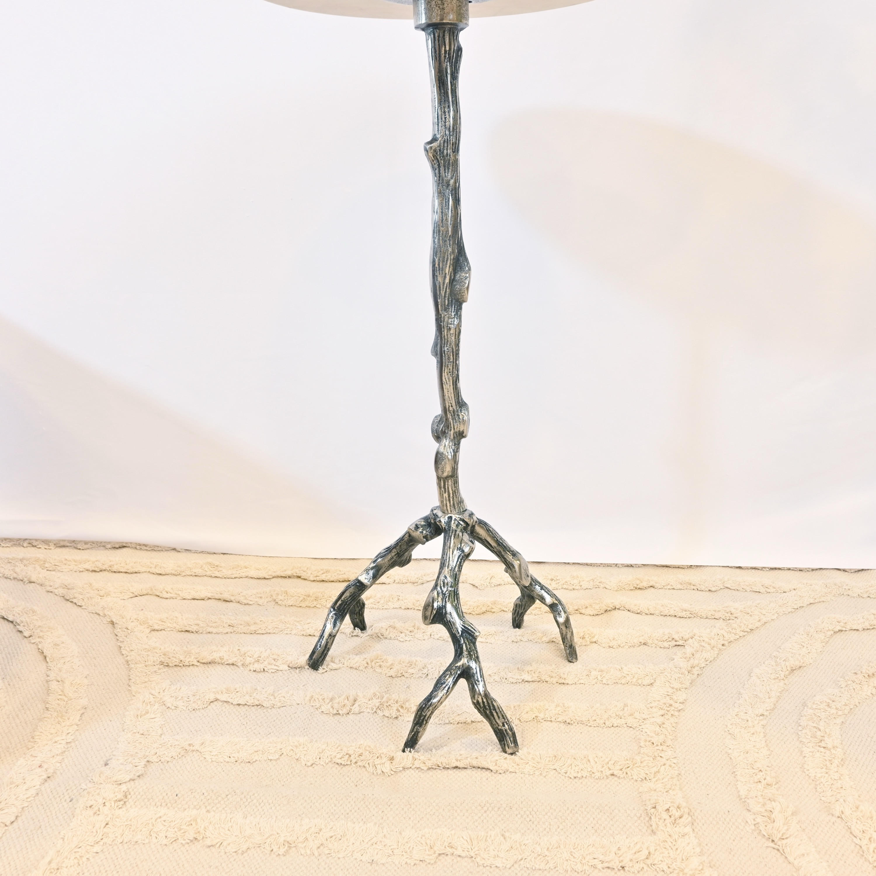 طاولة جانبية بسطح رخام وأرجل بارزة الملمس صنعت بواسطة لايف ستايل-furniture-livingroom-sideandendtables-image-4