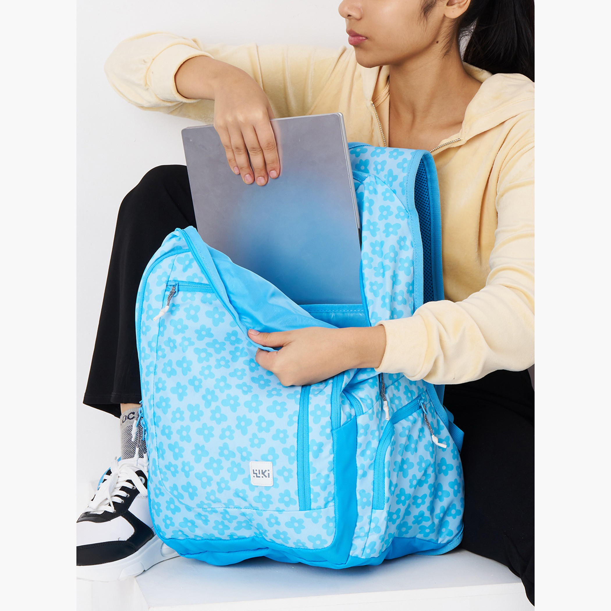 شنطة مدرسية بطبعات زهور مع شنطة نقود صغيرة من وايلدكرافت - 23×23×47 سم-school-bagsandbackpacks-backpacks-image-5