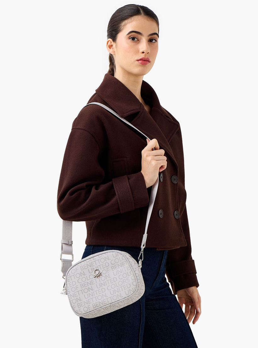 شنطة كروس بودي بحزام قابل للتعديل وطبعات شعار من يو سي بي-women-bagsandwallets-handbags-image-2