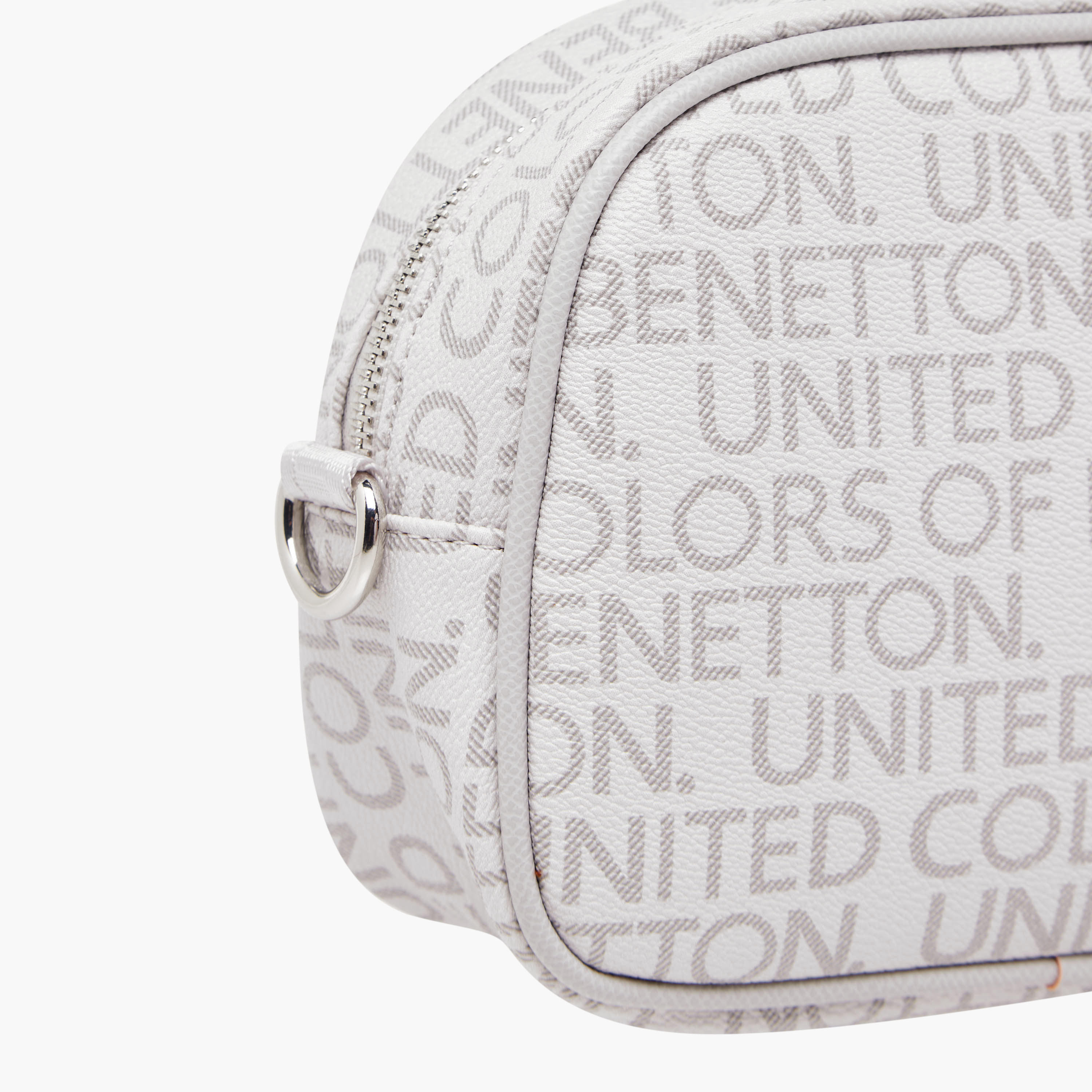 شنطة كروس بودي بحزام قابل للتعديل وطبعات شعار من يو سي بي-women-bagsandwallets-handbags-image-6