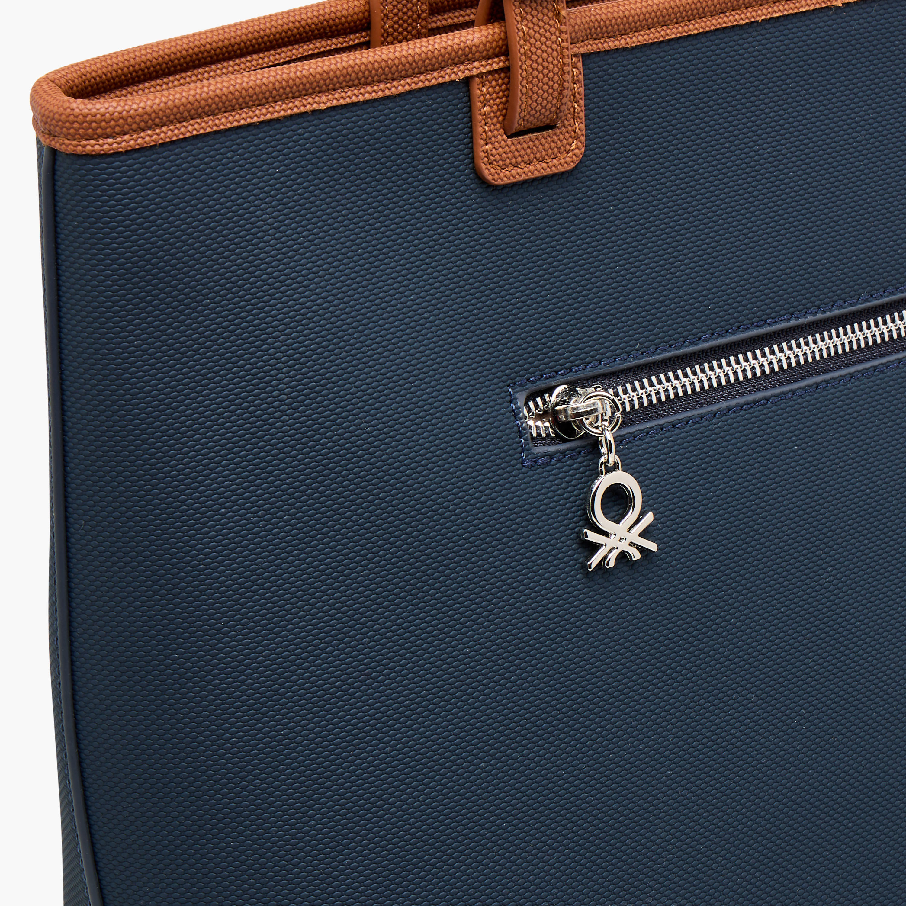شنطة توت بتفاصيل شعار بارز الملمس مع مقابض من يو سي بي-women-bagsandwallets-handbags-image-6