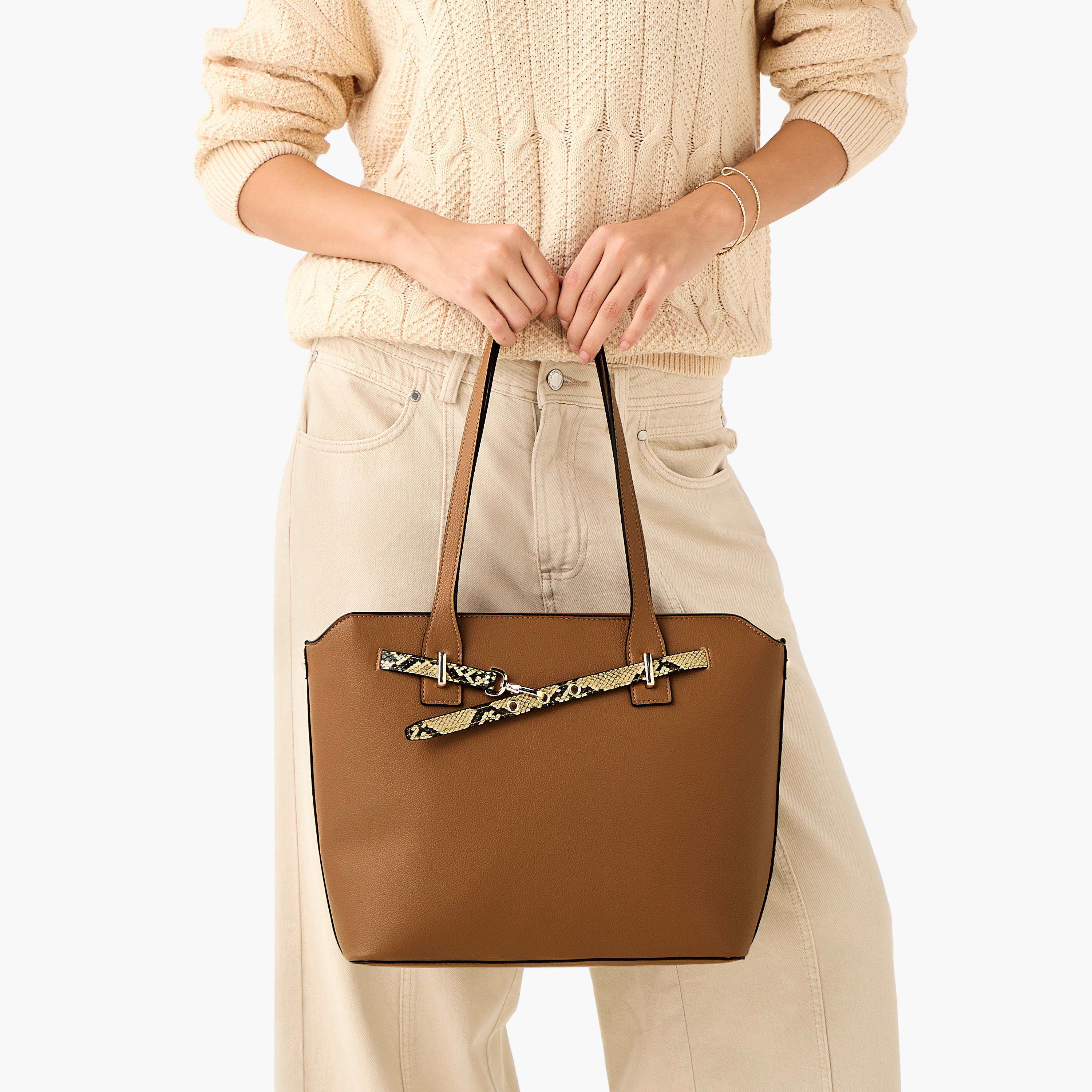 شنطة توتي بتفاصيل حزام حيوانات بارزة الملمس مع مقابض من ساشا-women-bagsandwallets-handbags-image-2