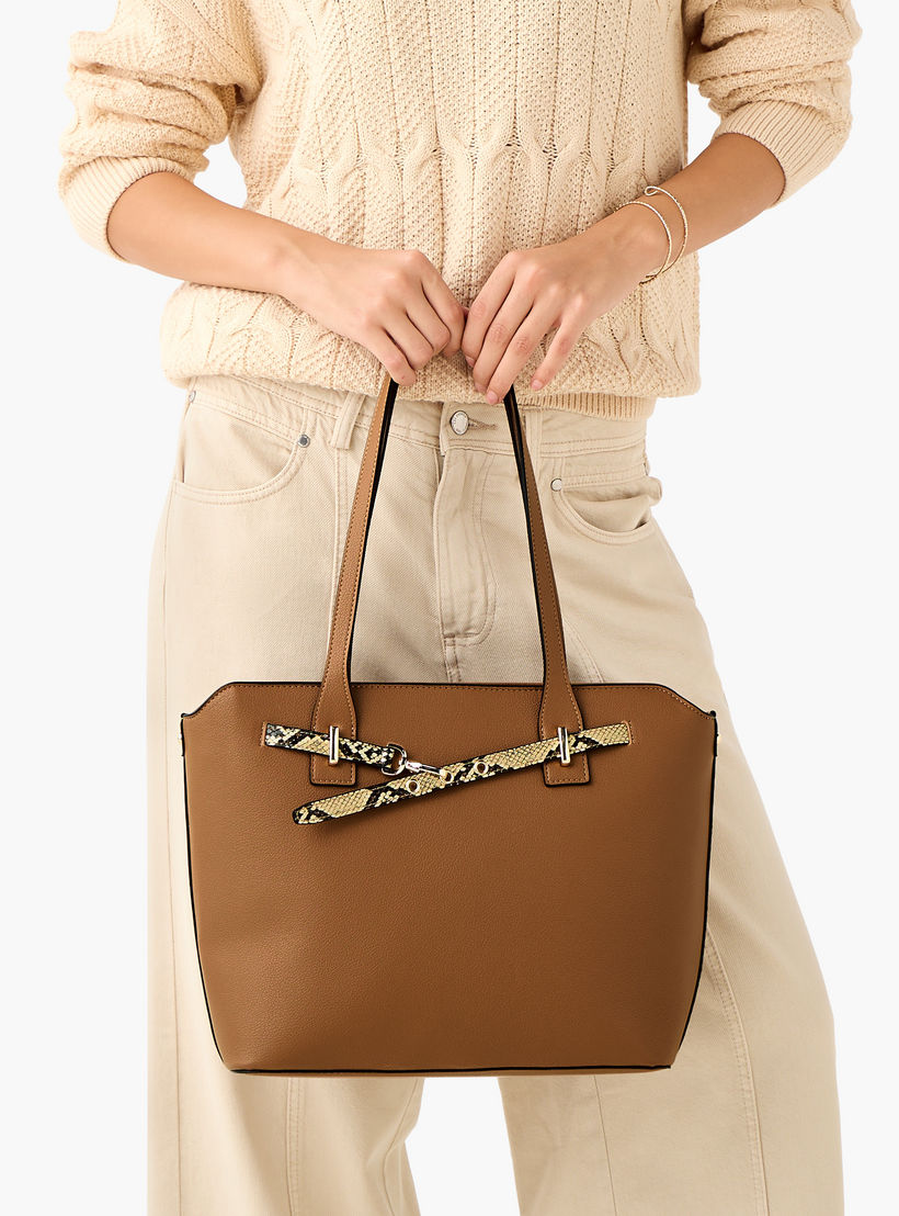 شنطة توتي بتفاصيل حزام حيوانات بارزة الملمس مع مقابض من ساشا-women-bagsandwallets-handbags-image-2
