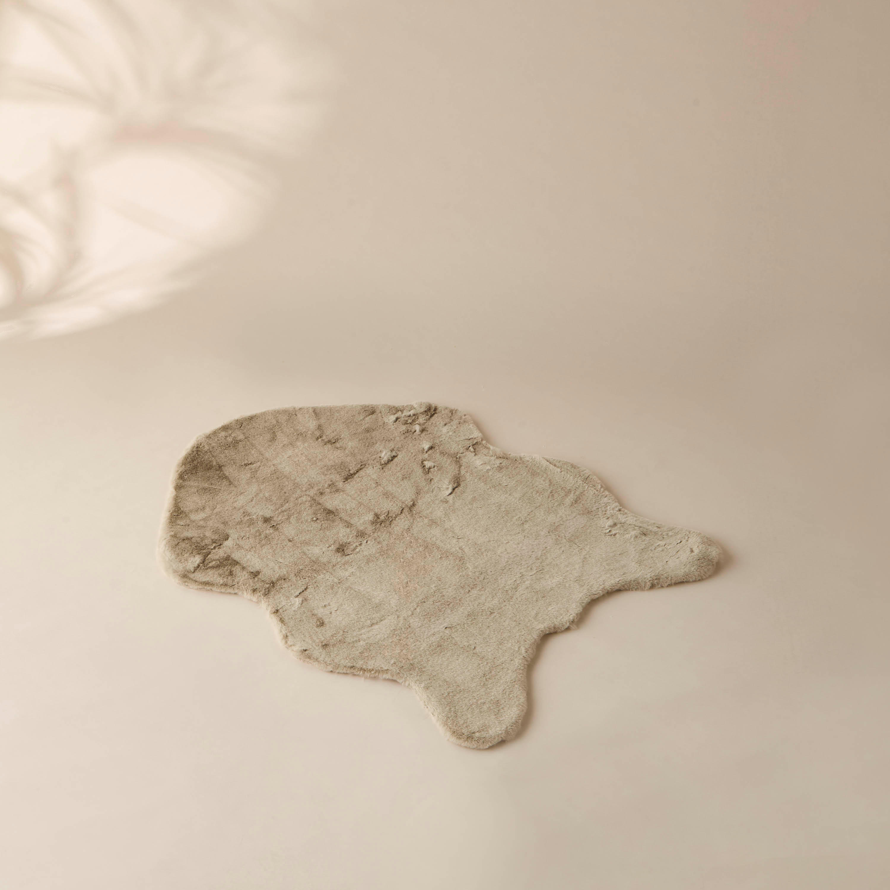 Faux Fur Rug - 90x120 cms-household-rugsandcarpets-rugs-image-1