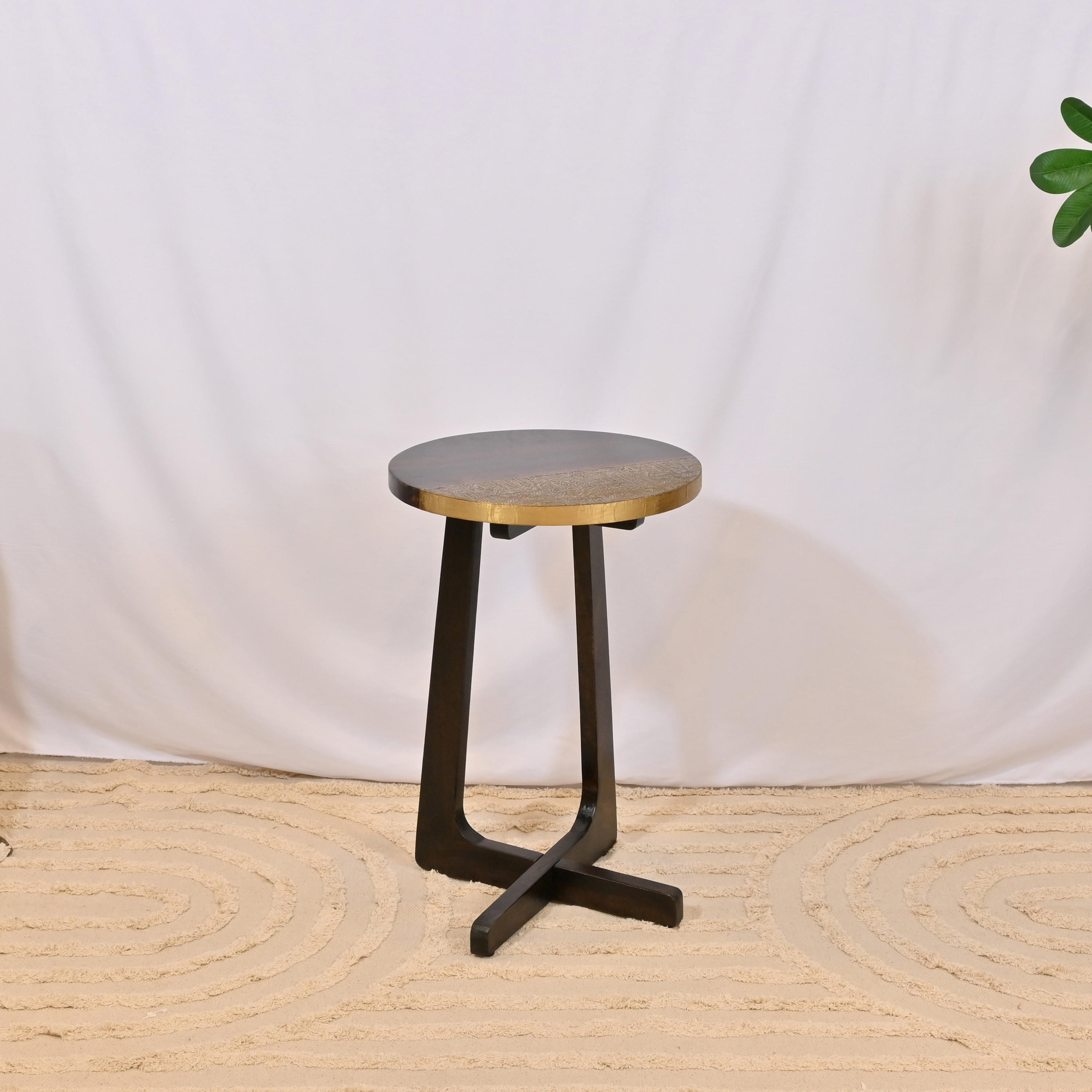 طاولة جانبية بسطح خشب مستدير وزينة معدنية من لايف ستايل - 90x45 سم-furniture-livingroom-sideandendtables-image-2