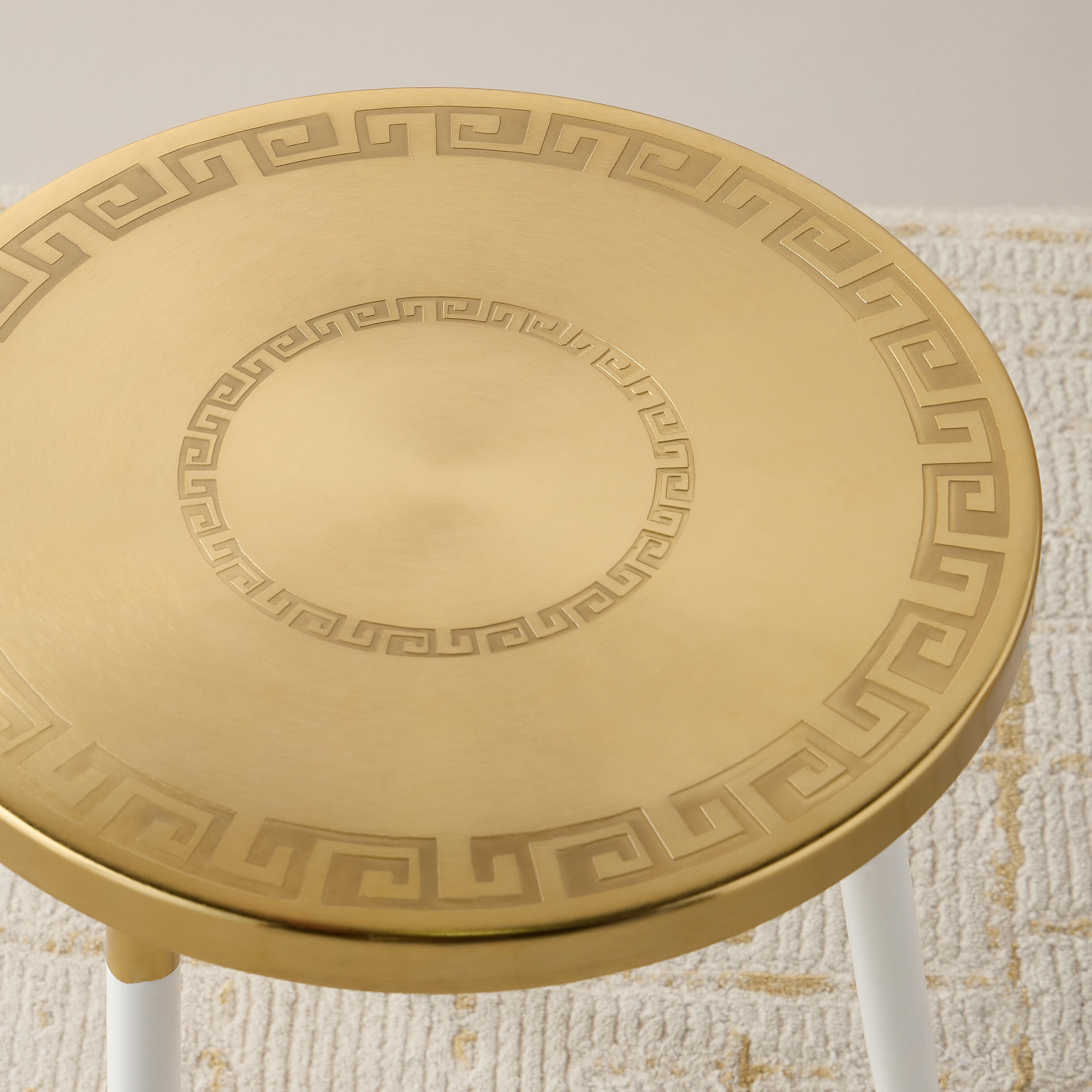 طاولة جانبية ثلاثية القوائم بارزة الملمس بسطح معدن كومو من جيا - 40x52 سم-furniture-livingroom-sideandendtables-image-3