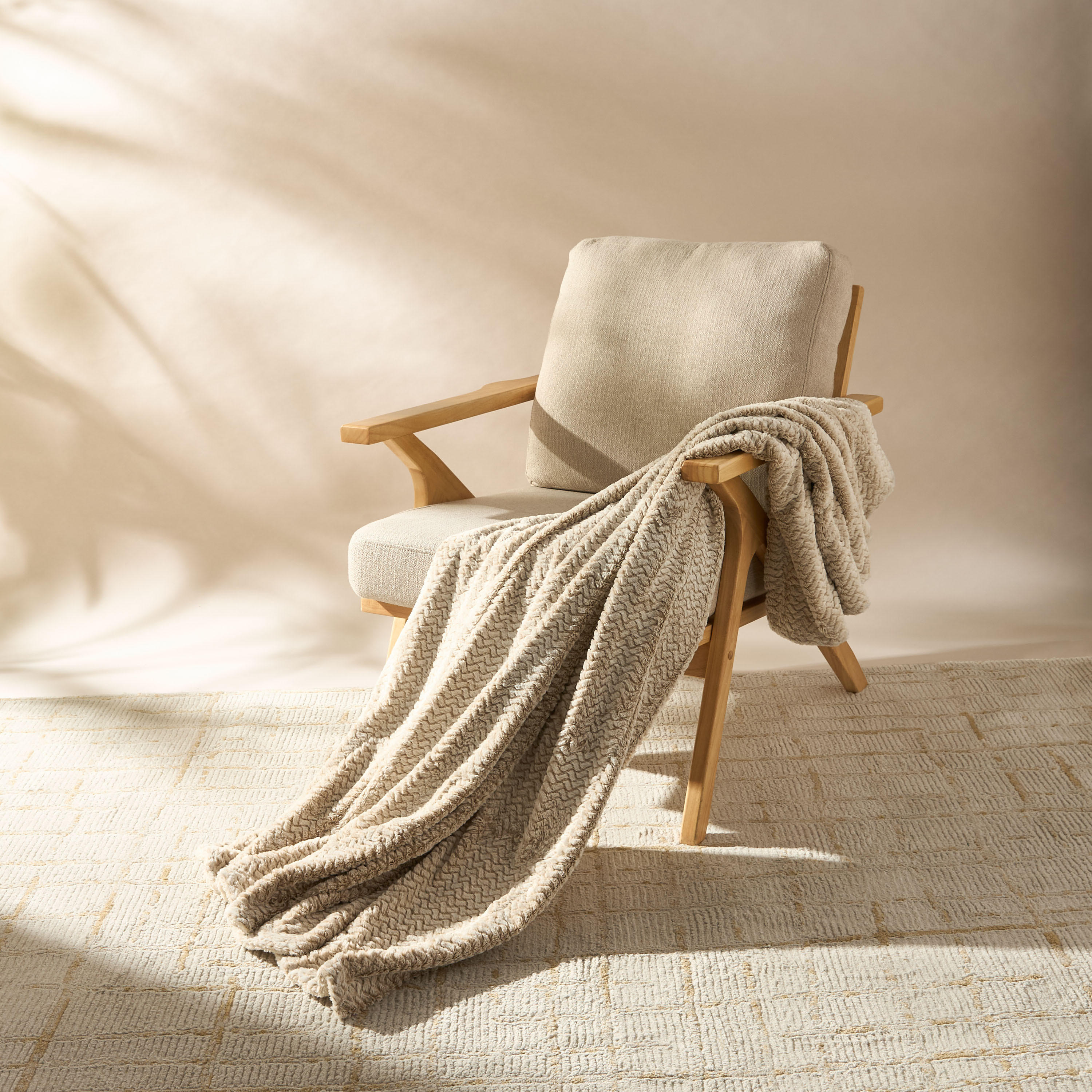 بطانية خفيفة فرو بارزة الملمس بطبقتين - 200×152 سم-household-cushionsandthrows-throwsandblankets-throws-image-2