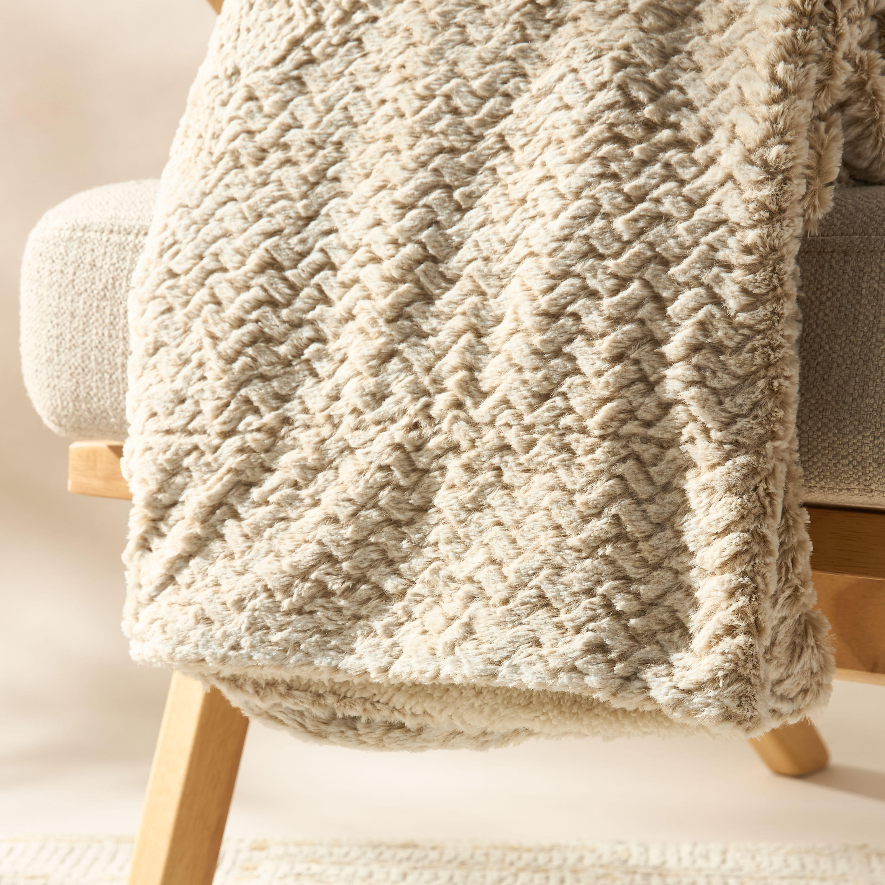 بطانية خفيفة فرو بارزة الملمس بطبقتين - 200×152 سم-household-cushionsandthrows-throwsandblankets-throws-image-4