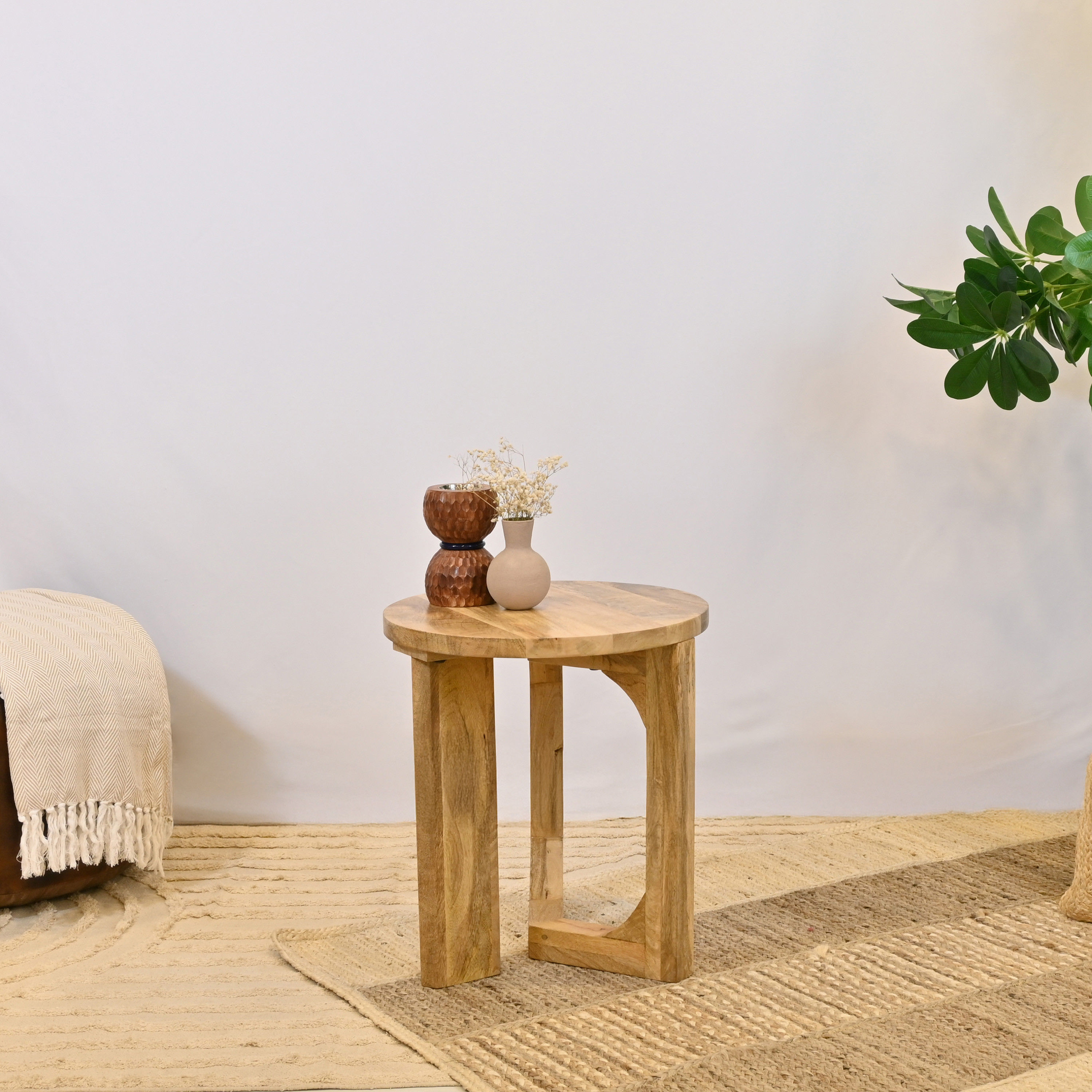 طاولة جانبية خشب مستديرة صنعت بواسطة لايف ستايل - 45x50 سم-furniture-livingroom-sideandendtables-image-1