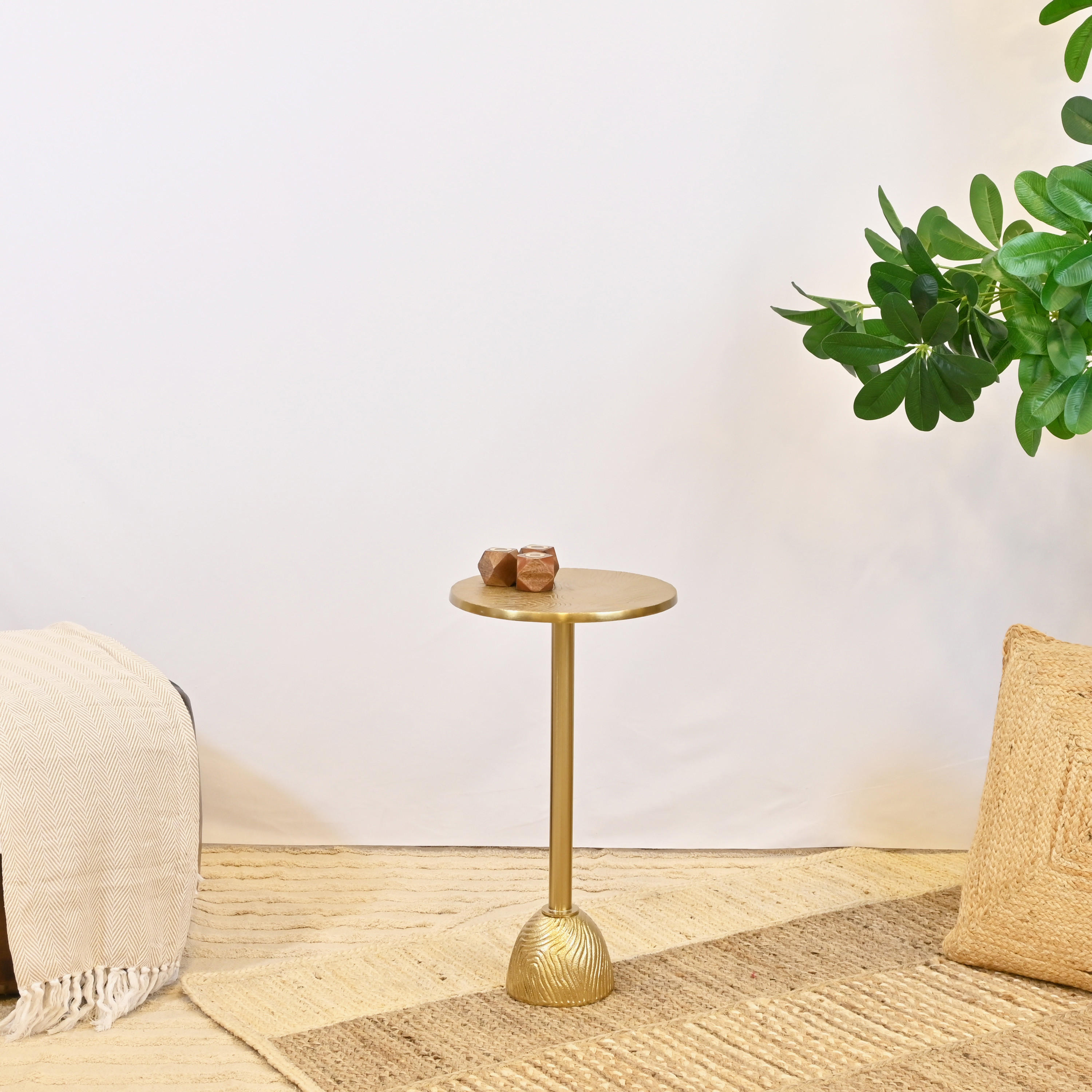 طاولة جانبية معدن بارزة الملمس بقاعدة بيديستال صنعت بواسطة لايف ستايل-furniture-livingroom-sideandendtables-image-1