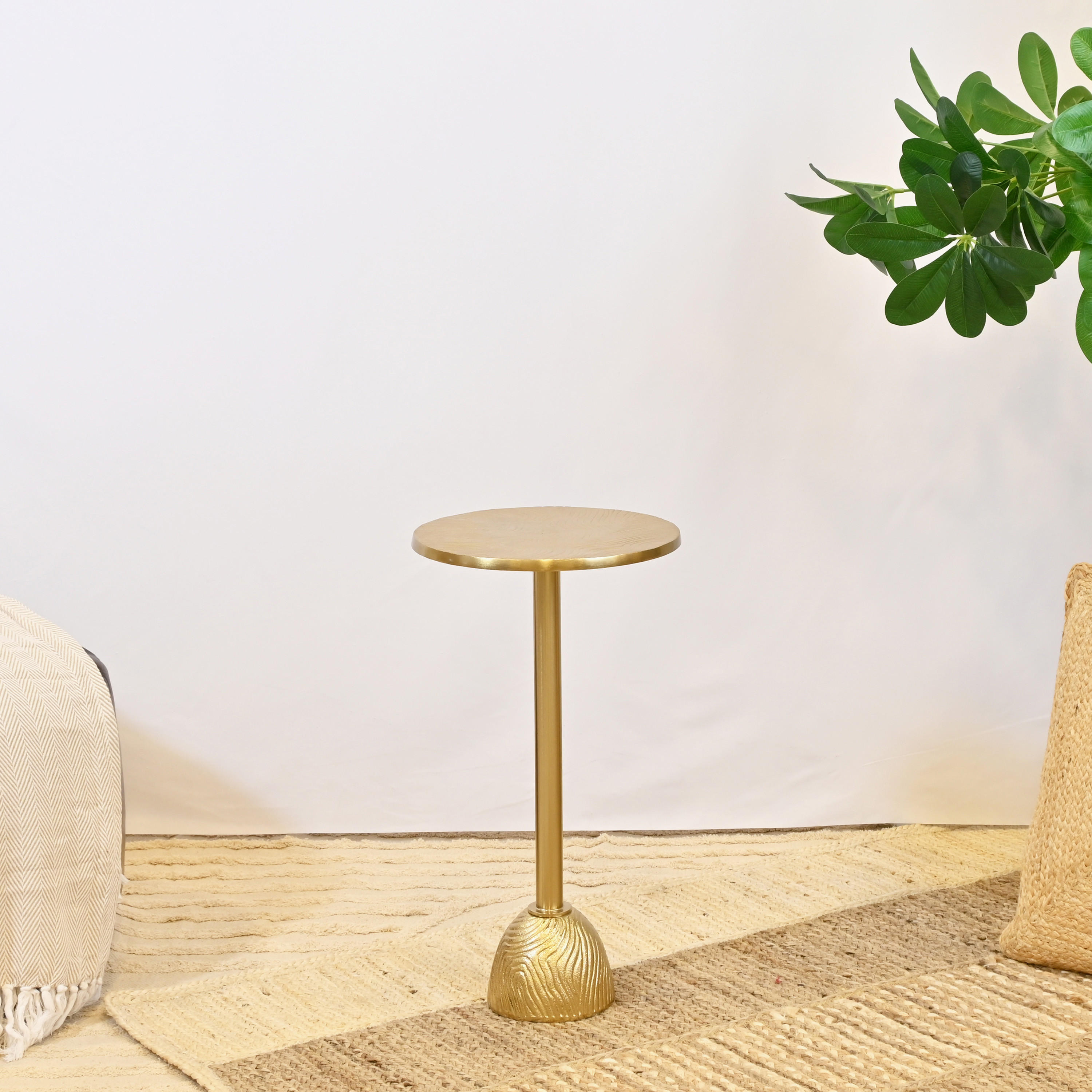 طاولة جانبية معدن بارزة الملمس بقاعدة بيديستال صنعت بواسطة لايف ستايل-furniture-livingroom-sideandendtables-image-2