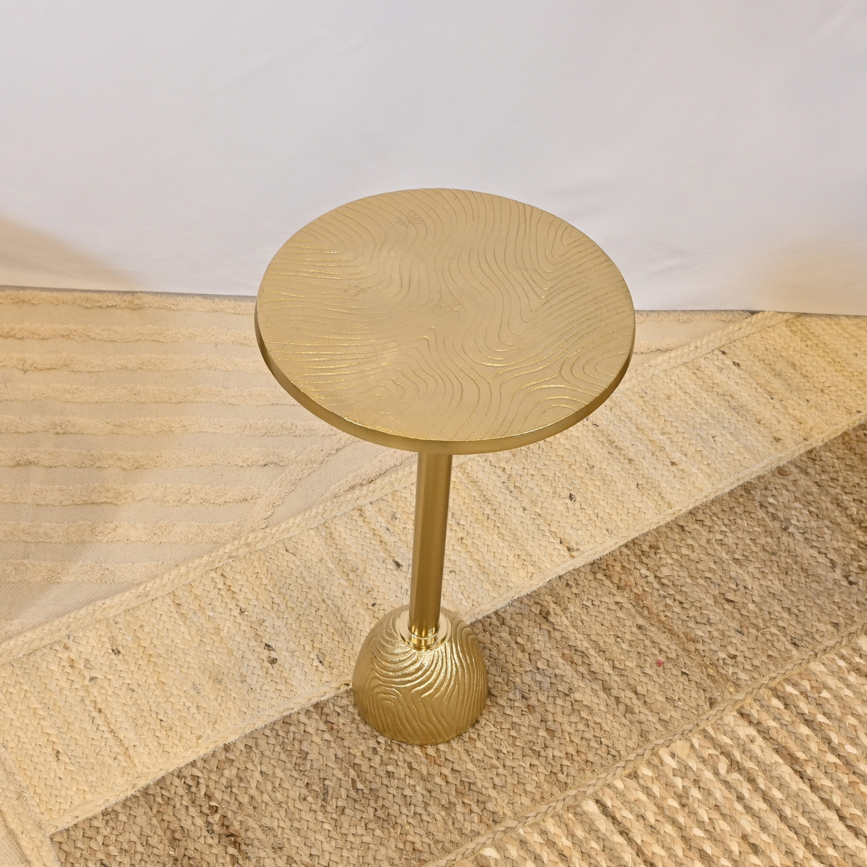طاولة جانبية معدن بارزة الملمس بقاعدة بيديستال صنعت بواسطة لايف ستايل-furniture-livingroom-sideandendtables-image-3