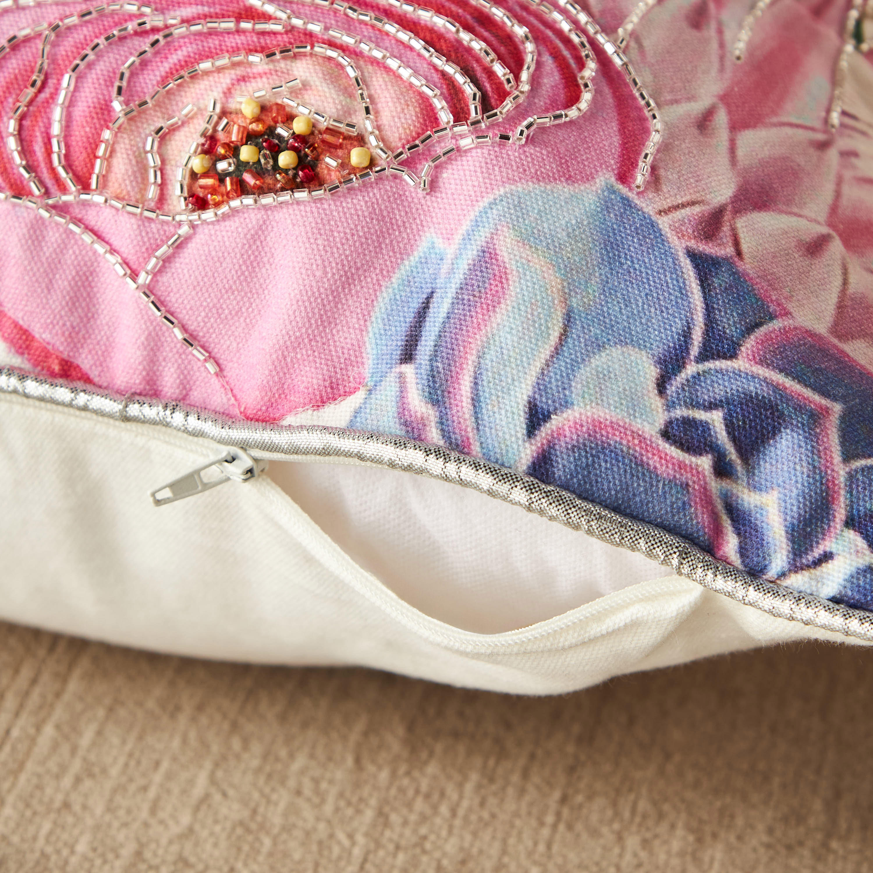 وسادة محشوة بتصميم زهري وتزيينات - 45x45 سم-household-cushionsandthrows-filledcushions-decorativecushions-image-4