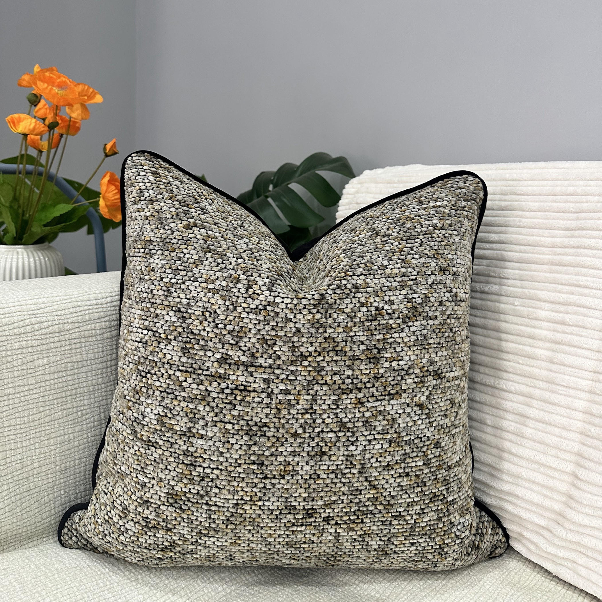 يونيك هوم وسادة مربعة بنسيج مزخرف وحواف سوداء-household-cushionsandthrows-filledcushions-decorativecushions-image-1