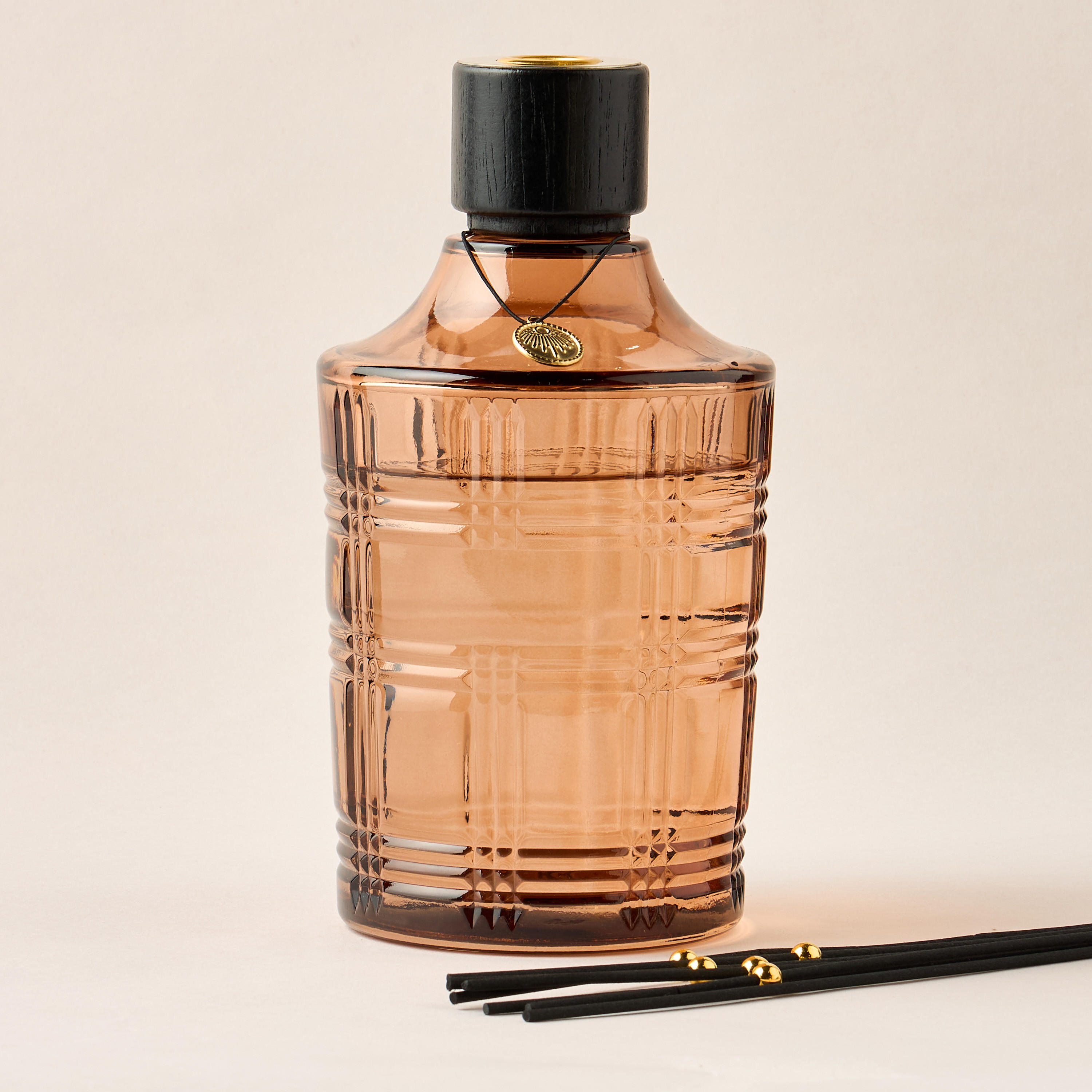 طقم موزّع عطور بالأعواد جولدن أواسيس من سينت.د لندن - 1.1 لتر-household-homefragrance-reeddiffusers-image-2