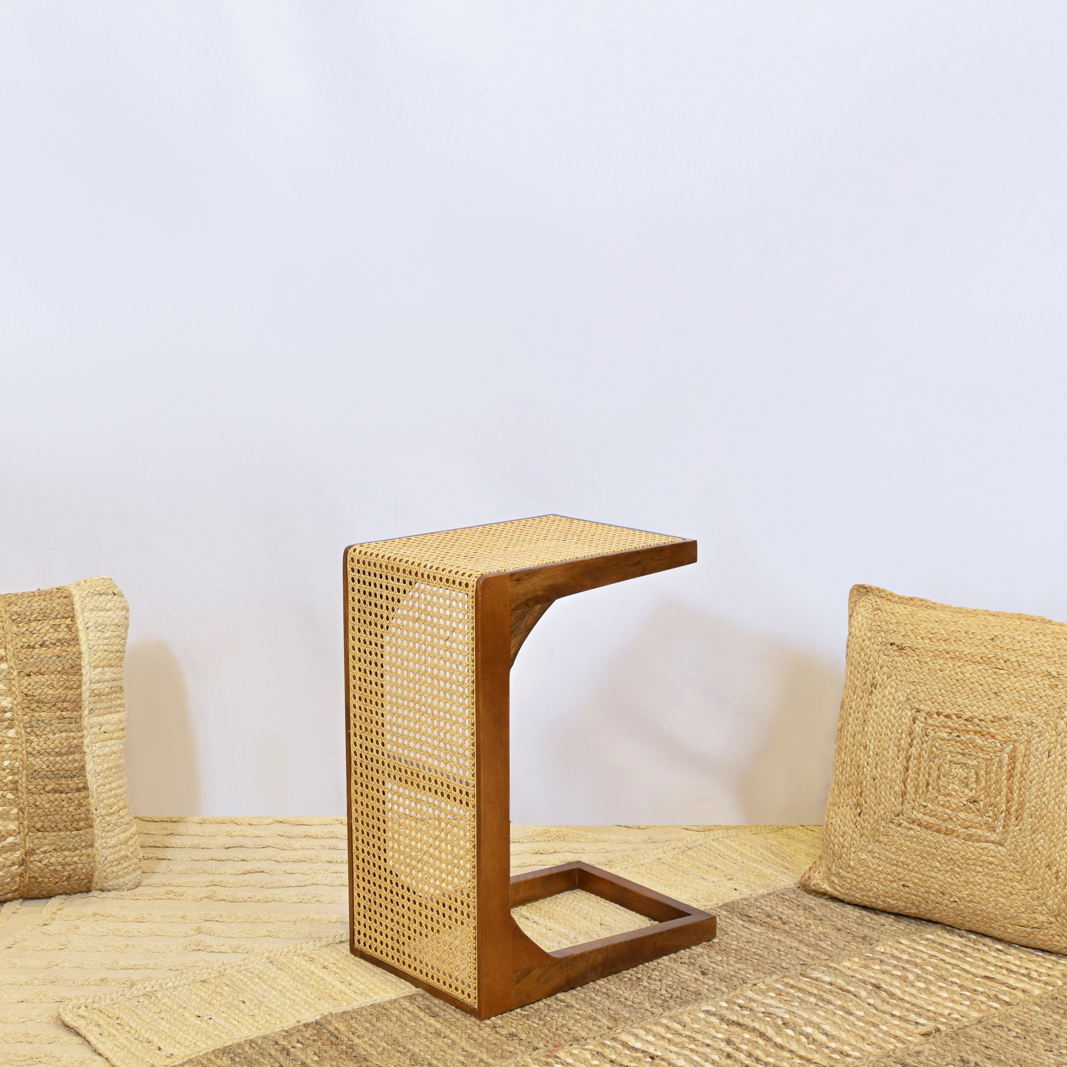 طاولة جانبية بسطح خوص صنعت بواسطة لايف ستايل-furniture-livingroom-sideandendtables-image-1
