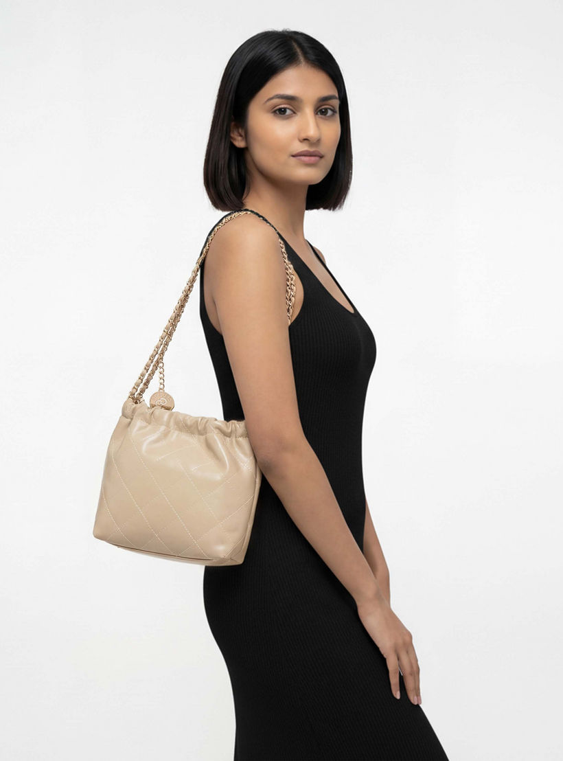 شنطة كتف مبطنة بحزام مزين بسلسلة من سيليست-women-bagsandwallets-handbags-image-2