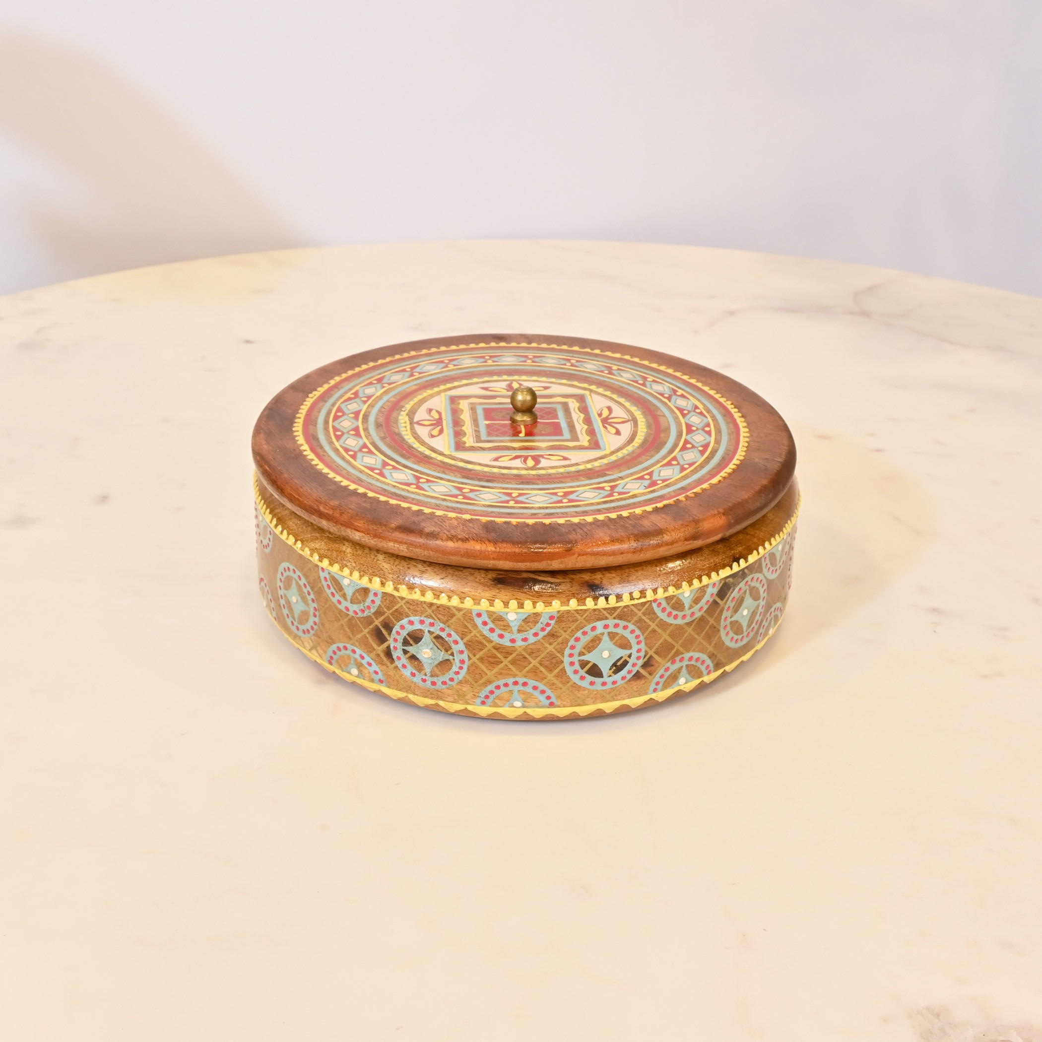 صندوق تخزين خشبي دائري مطلي-household-decor-boxesandtrays-image-1