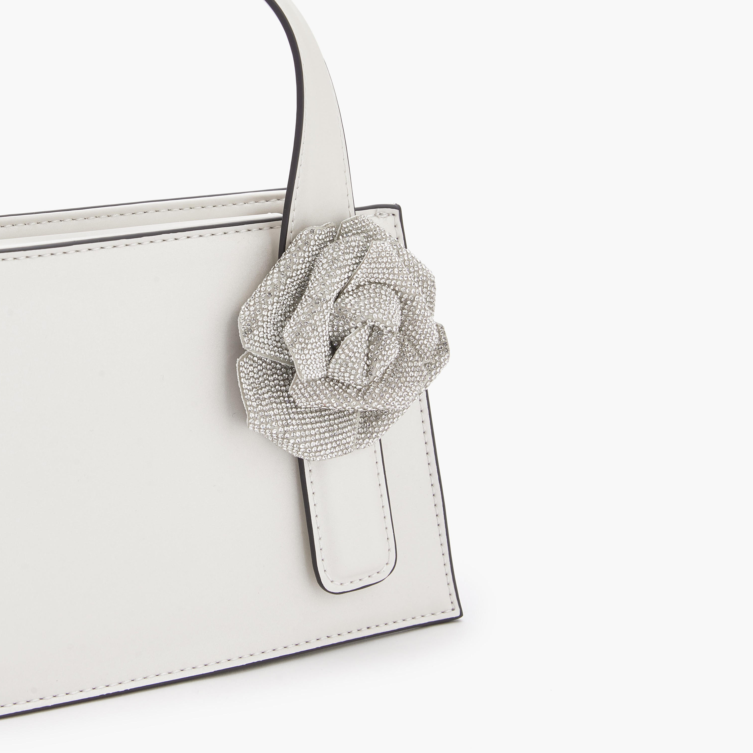 شنطة توتي بتزيينات زهرية وحزام سلسلة من لو كونفورت-women-bagsandwallets-handbags-image-5