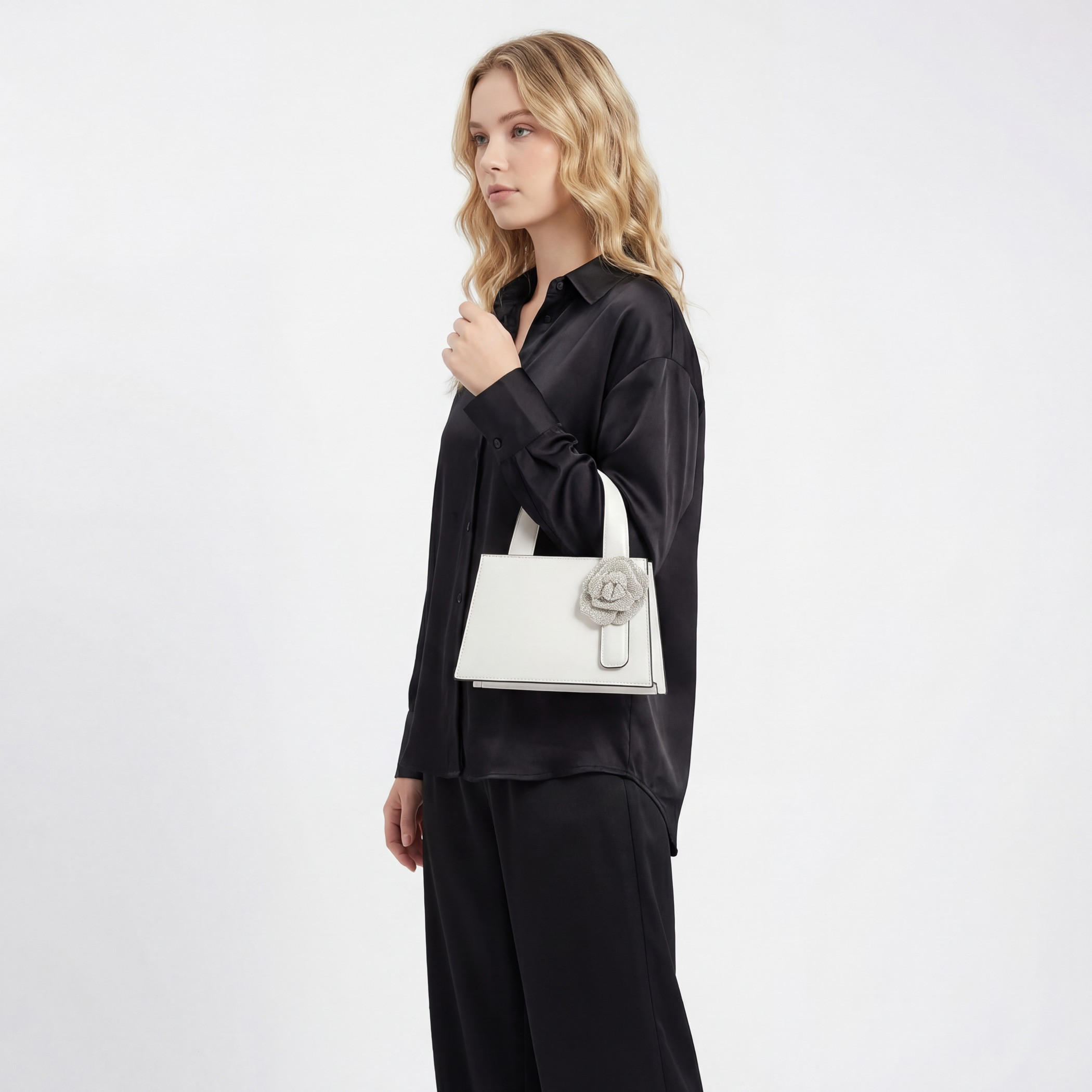 شنطة توتي بتزيينات زهرية وحزام سلسلة من لو كونفورت-women-bagsandwallets-handbags-image-2