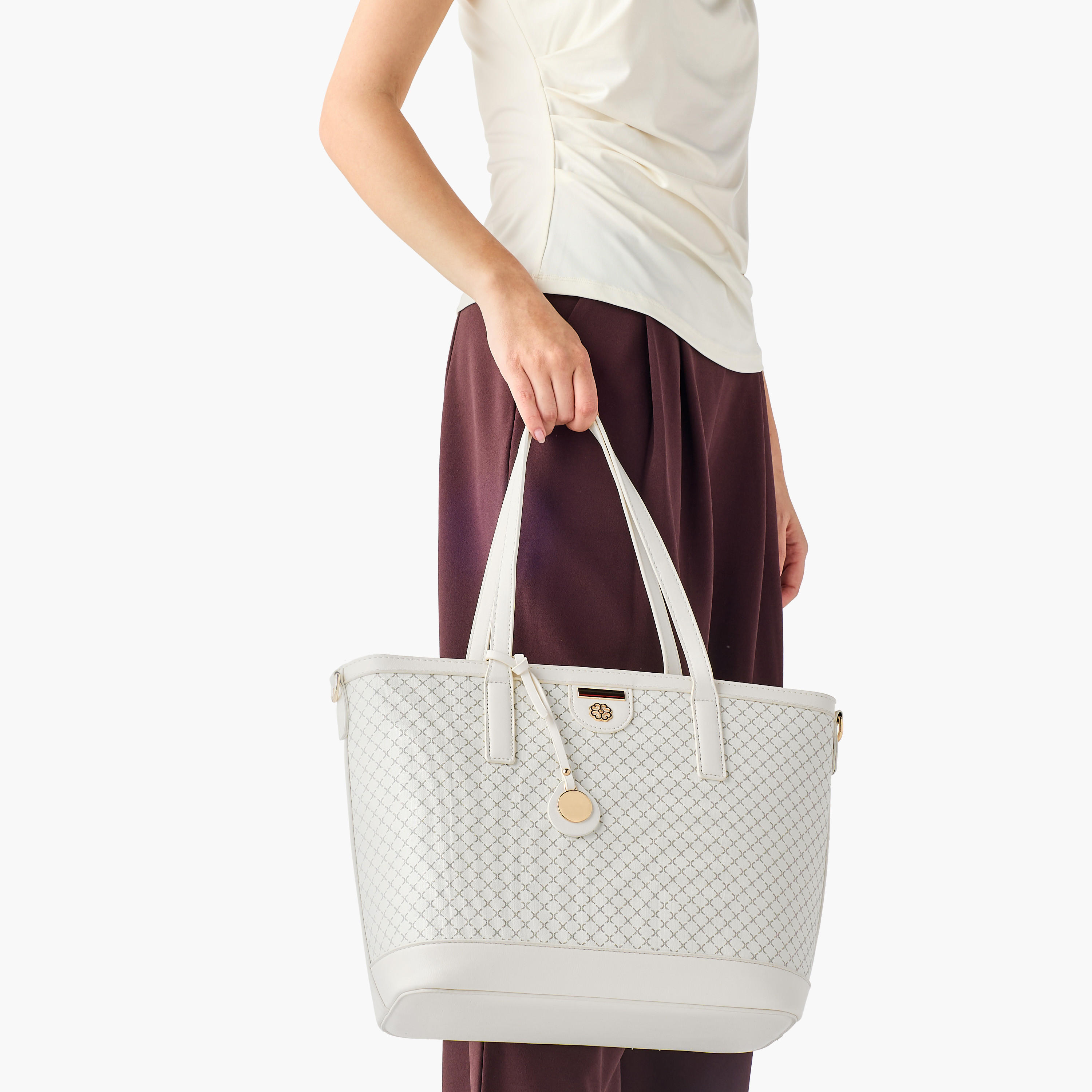شنطة توت وشنطة كروس بودي ومحفظة بطبعات سام من ساشا-women-bagsandwallets-handbags-image-2