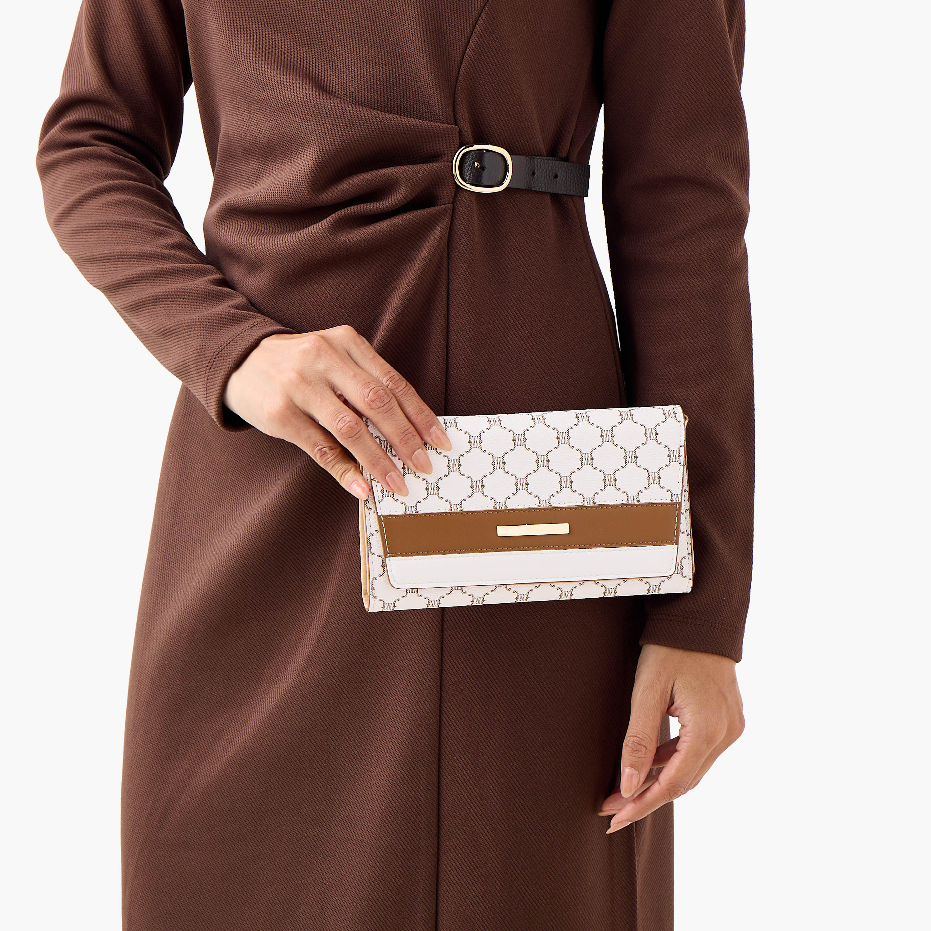 شنطة كروس بودي بحزام سلسلة وطبعات مونوجرام كودس من ساشا-women-bagsandwallets-handbags-image-2