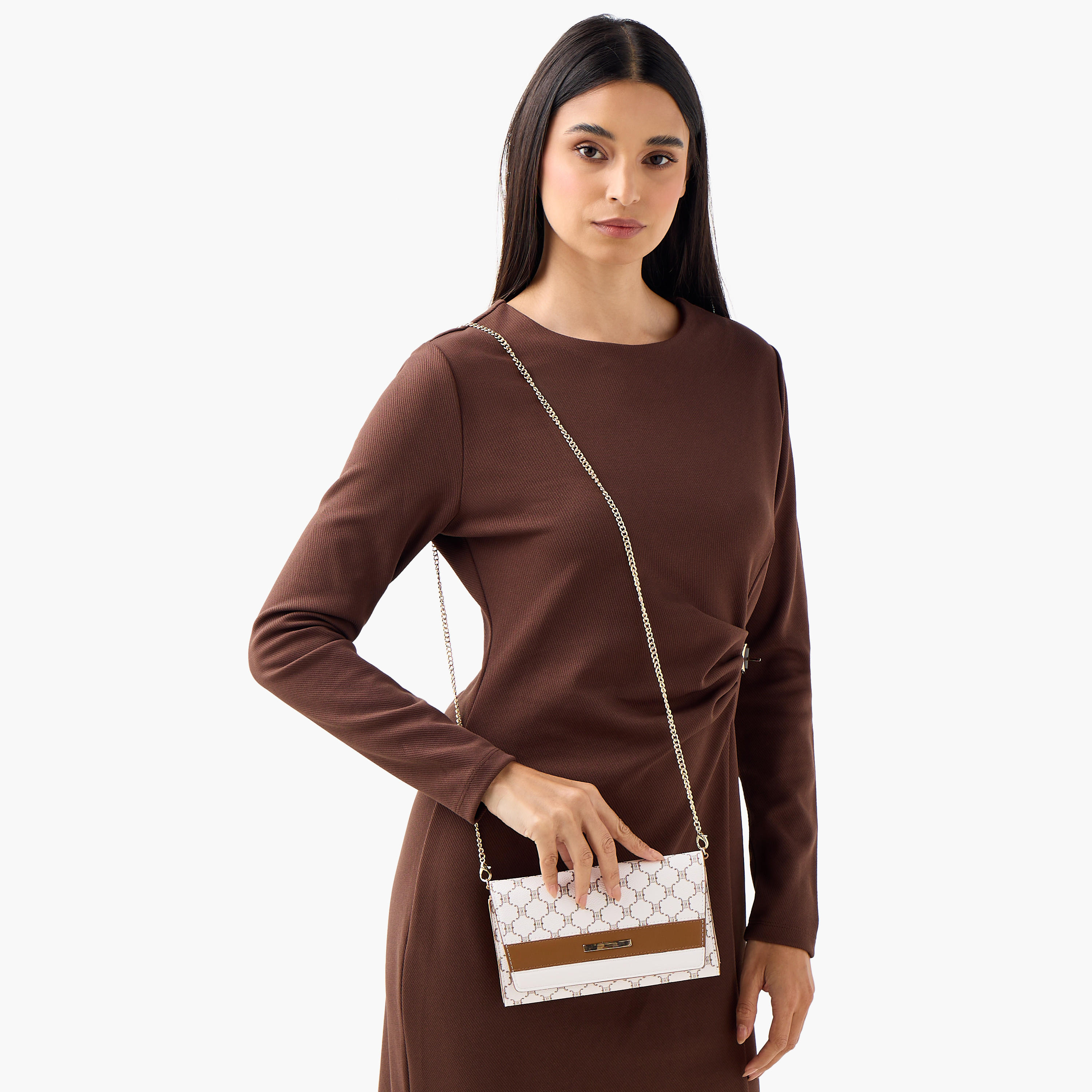 شنطة كروس بودي بحزام سلسلة وطبعات مونوجرام كودس من ساشا-women-bagsandwallets-handbags-image-8