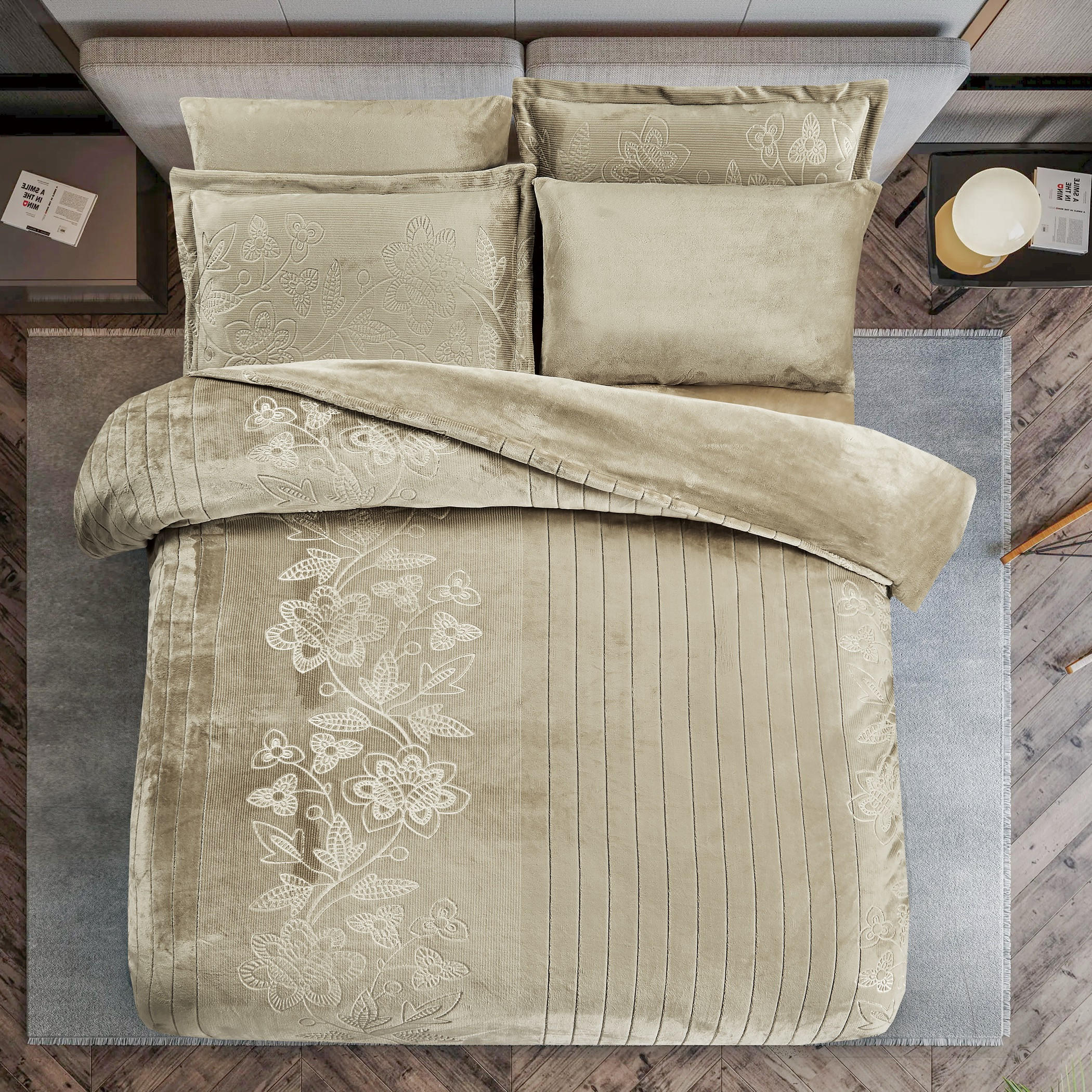 طقم لحاف مخملي منقوش بيج مزهر-household-bedding-comfortersandbedspreads-comforters-image-2