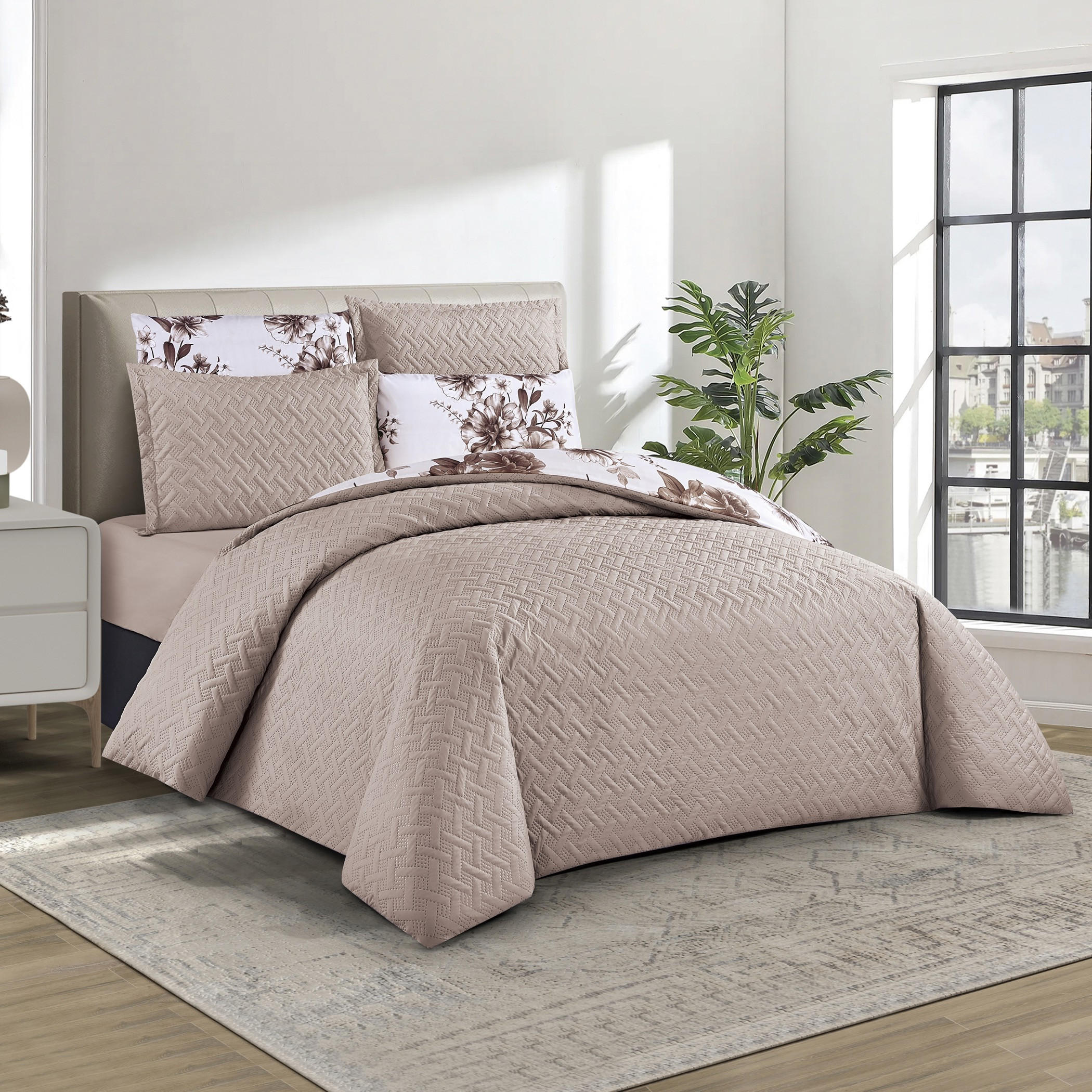 طقم لحاف مبطن بوجهين بنقشة زهور-household-bedding-comfortersandbedspreads-comforters-image-1