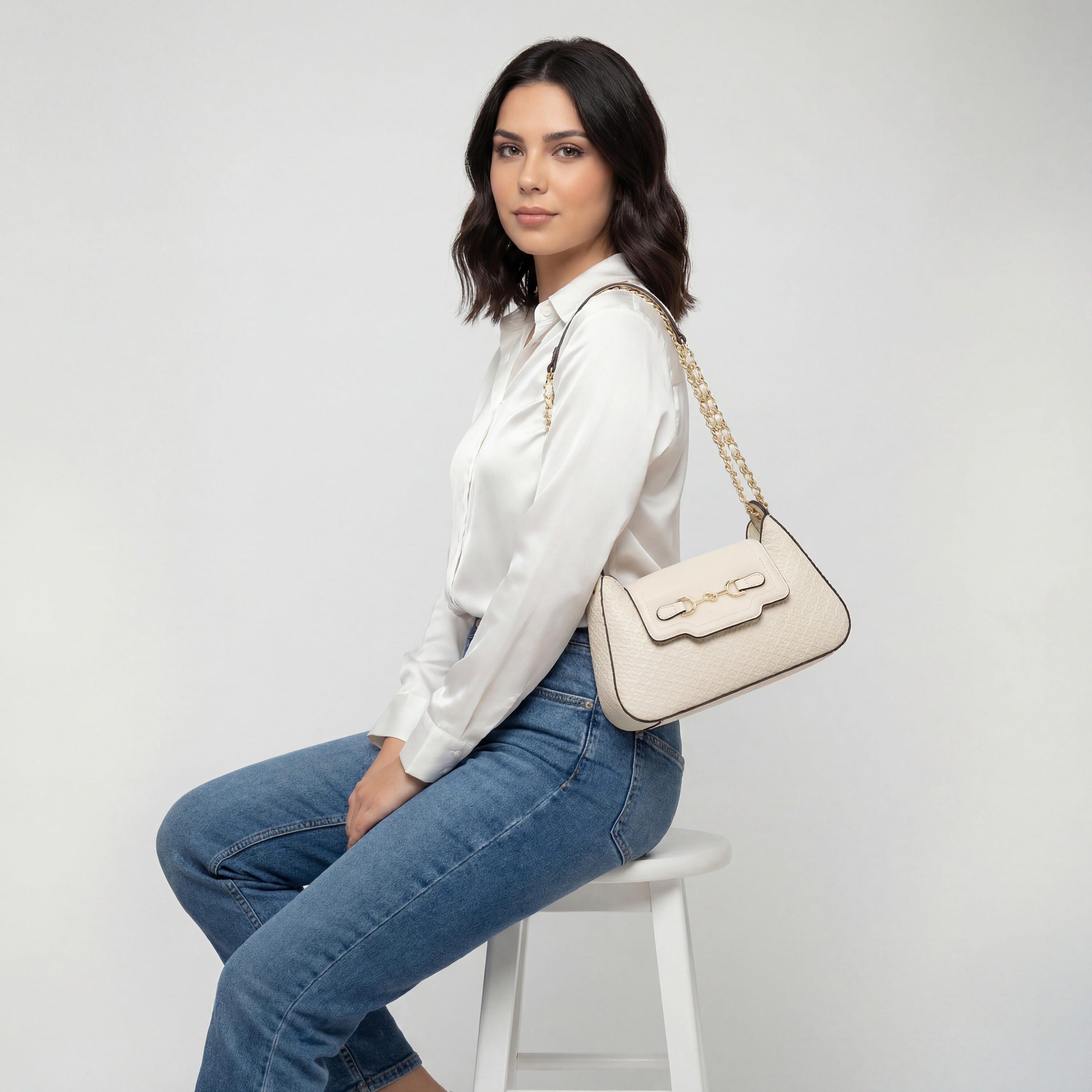 شنطة كروس بودي بنقوش مونوجرام وحزام سلسلة من سيليست-women-bagsandwallets-handbags-image-2